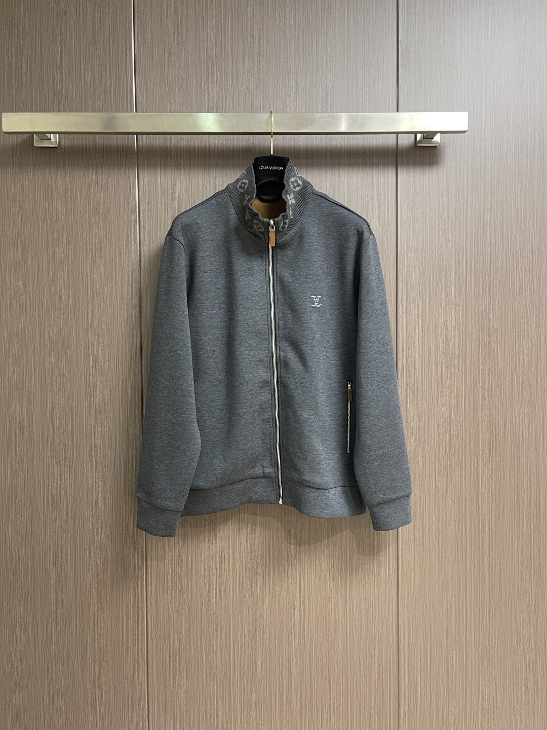 NO:651678,Tops pants LV  2025SS new autumn and winter zipper jacket and sweatpants suit. The modal air layer is made of modal fiber extracted from natural beech wood, which gives the fabric a solid bone and drape texture. It is anti-wrinkle and wear-resistant. It is not easy to deform when worn in autumn and winter, and has a full skin-friendly feel.  Taking into account both warmth retention and practicality, it has a shimmery luster, is moisture-absorbent and breathable, and features innovative three-layer fabric technology. The middle layer locks in temperature and stores heat, and the inner and outer layers circulate and breathe, forming a 'breathable' thermal barrier. Sizes M-5XL, Louis  vuitton,jackets & coats,alexander wang19860909上衣 裤子 LV 2025SS秋冬新款拉链外套卫裤套装,莫代尔空气层是用天然榉木提取的莫代尔纤维,赋予面料扎实骨感与垂坠质感,抗皱耐磨,秋冬穿着不易变形,亲肤感十足,兼顾保暖性与实用性,自带微光光泽,吸湿透气,创新三层面料工艺,中间层锁温蓄热,内外层循环透气,形成'会呼吸'的保暖屏障.尺码M-5XL,,louis vuitton,jackets & coats,alexander wang,Men's clothing