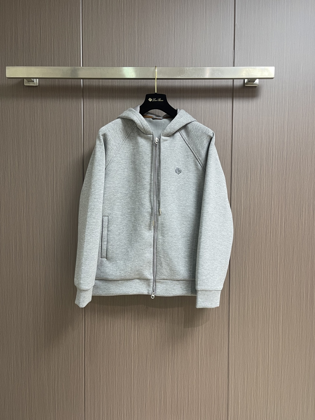 NO:651610,Tops and pants LP Loropiana 2025SS new autumn and winter zipper jacket and casual trousers suit. The combination is really good and has an autumn atmosphere. Good news for lazy people. It is easy to wear casual and casual temperament. Sizes M-5XL,,loro piana,loro piana,jackets & coats,alexander wang19860909上衣 裤子 LP Loropiana 2025SS秋冬新款 拉链外套休闲裤套装 一套搭配真的好有秋日氛围感 懒人搭配福音 轻松穿出休闲随性气质 尺码M-5XL,,loro piana,loro piana,jackets & coats,alexander wang,Men's clothing