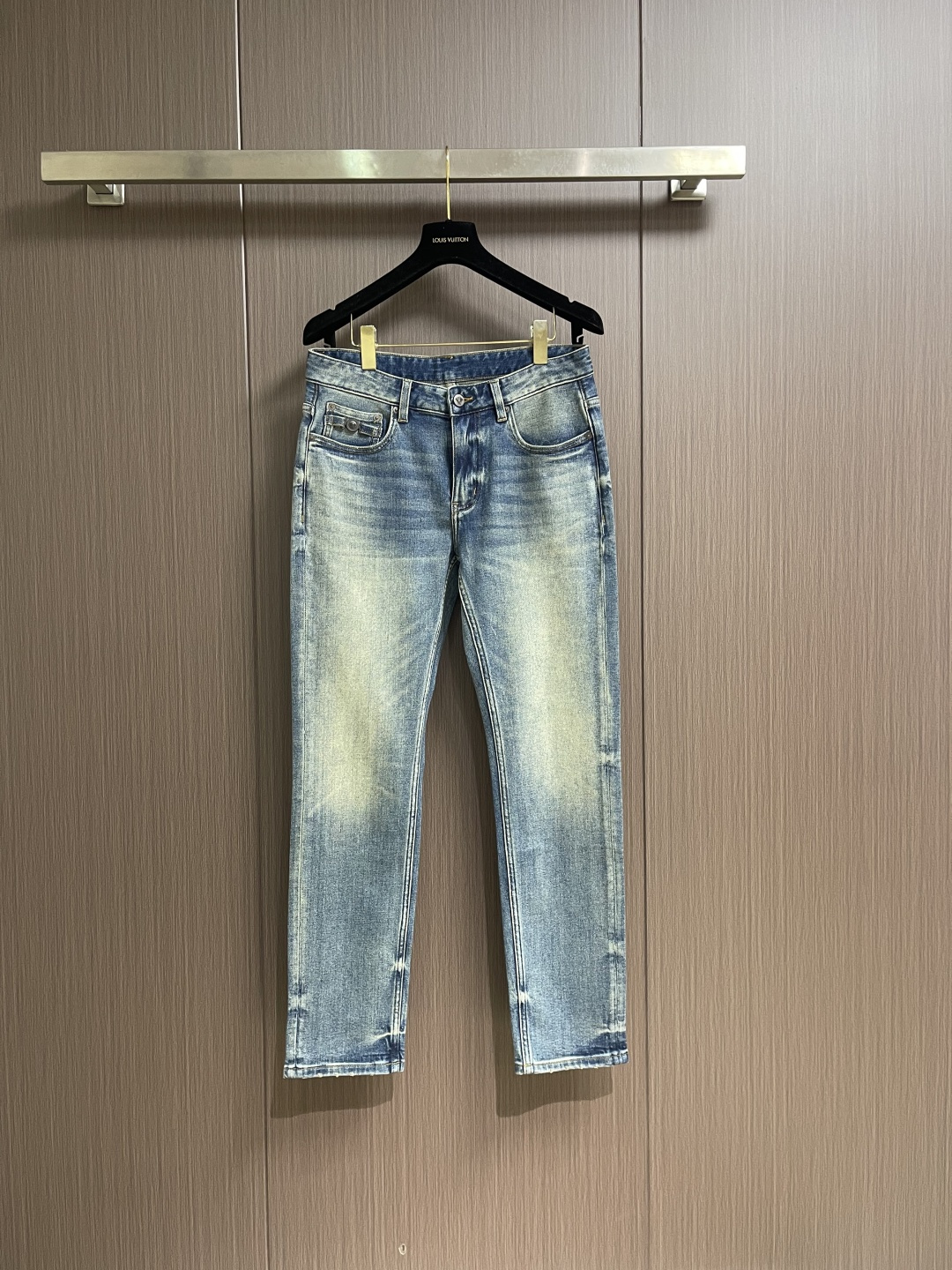 NO:645089,Versace Versace's new Medusa series jeans are made of custom water-washed denim stretch fabrics and customized Medusa gold-plated accessories. They are super classy, ​​fashionable and easy to match, so they have become one of the biggest selling points and extremely cost-effective. They are original factory-marked washed wheat. Such a high-end jeans with rich inner training, absolutely fashionable, casual and versatile. Sizes 29-38, 35, no 37,,versace,versace,jeans,gold plating,alexander wang19860909Versace 范思哲美杜莎系列新款牛仔裤,采用客供水洗牛仔弹力面料,美杜莎镀金辅料订制,超显档次,时尚潮流简单易搭配因此已成为最大卖点之一而性价比又极高,原厂原标水洗麦,这么一款丰富内练高端牛仔裤,绝对时尚休闲百搭款.尺码29-38 有35 无37,,versace,versace,jeans,gold plating,alexander wang,Men's clothing