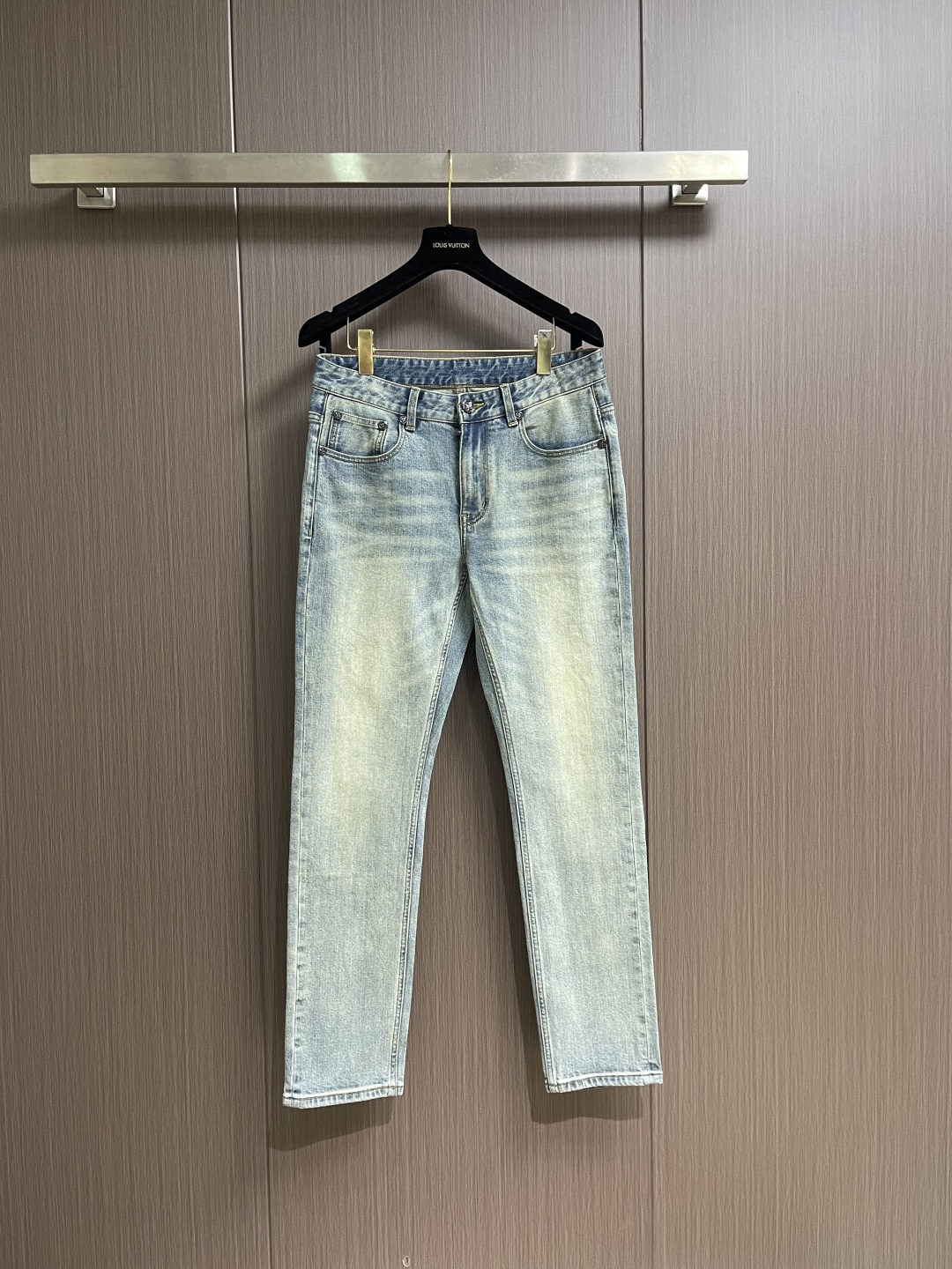 NO:645092,SR Family (Stephen) 2025SS Early Autumn Back Pocket Classic Eagle Label Denim Jeans. Denim jeans are a must-have item in the wardrobe. They are a tool for daily mixing and styling. They exude natural and original charm. They are like a work of art!  The accent is very good!  The details are exquisite and the accessories are all supplied by foreign customers. The iconic metal eagle mark is a soul-like existence, which highlights the high-end sense of the brand details. The tailoring is first-class, the hip lifting and slimming effect is excellent, and the appearance is excellent. Sizes 29-38, yes 35, no 37,,jeans,alexander wang19860909SR家族（史蒂芬） 2025SS早秋后袋经典鹰标丹宁牛仔裤,丹宁牛仔裤属于衣橱的必备单品,属于日常混搭和造型的利器,散发着天然的原始魅力,它俨然是一种艺术品,！腔调特别足！细节匠心考究,辅料皆为外商客供,标志性金属鹰标属于灵魂式的存在,彰显了品牌细节的高级感,剪裁一流,提臀修身效果绝佳,品相极好.尺码29-38 有35 无37,,jeans,alexander wang,Men's clothing