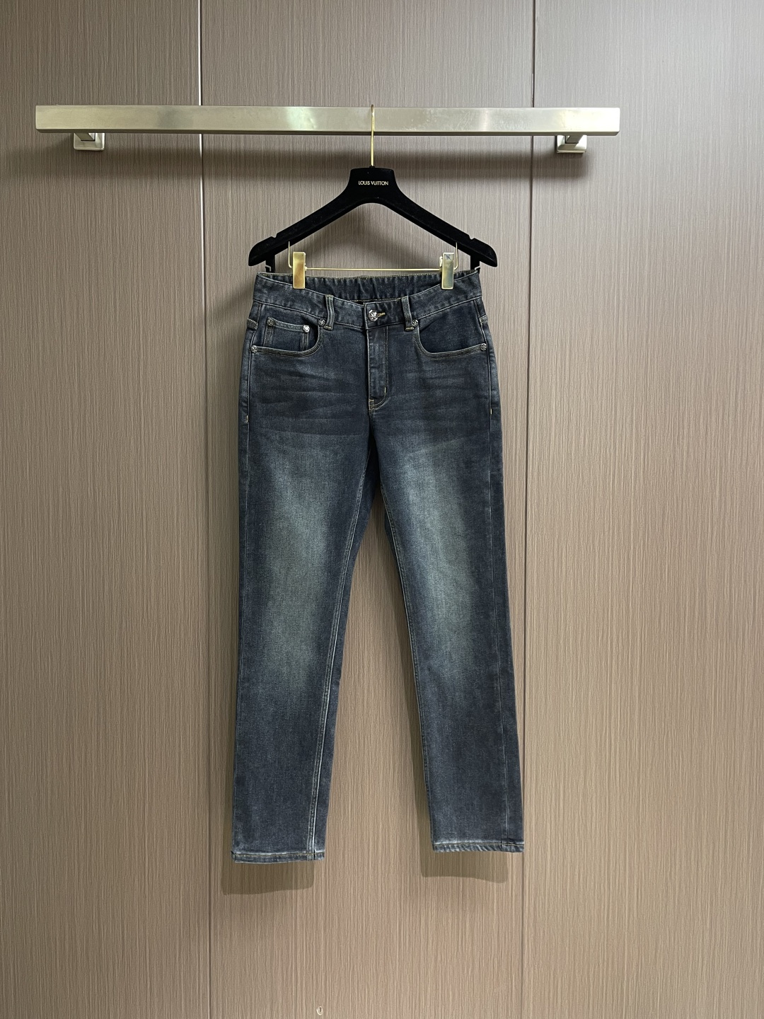 NO:646983,SR Family (Stephen) SS Early Autumn Back Pocket Classic Eagle Label Denim Jeans. Denim jeans are a must-have item in the wardrobe. They are a tool for daily mixing and styling. They exude natural and original charm. They are like a work of art!  The accent is very good!  The details are exquisite and the accessories are all supplied by foreign customers. The iconic metal eagle mark is a soul-like existence, which highlights the high-end sense of the brand details. The tailoring is first-class, the hip lifting and slimming effect is excellent, and the appearance is excellent. Sizes 29-38 Yes 35 No 37,,jeans,alexander wang19860909SR家族（史蒂芬） SS早秋后袋经典鹰标丹宁牛仔裤,丹宁牛仔裤属于衣橱的必备单品,属于日常混搭和造型的利器,散发着天然的原始魅力,它俨然是一种艺术品,！腔调特别足！细节匠心考究,辅料皆为外商客供,标志性金属鹰标属于灵魂式的存在,彰显了品牌细节的高级感,剪裁一流,提臀修身效果绝佳,品相极好 尺码29-38 有35 无37,,jeans,alexander wang,Men's clothing