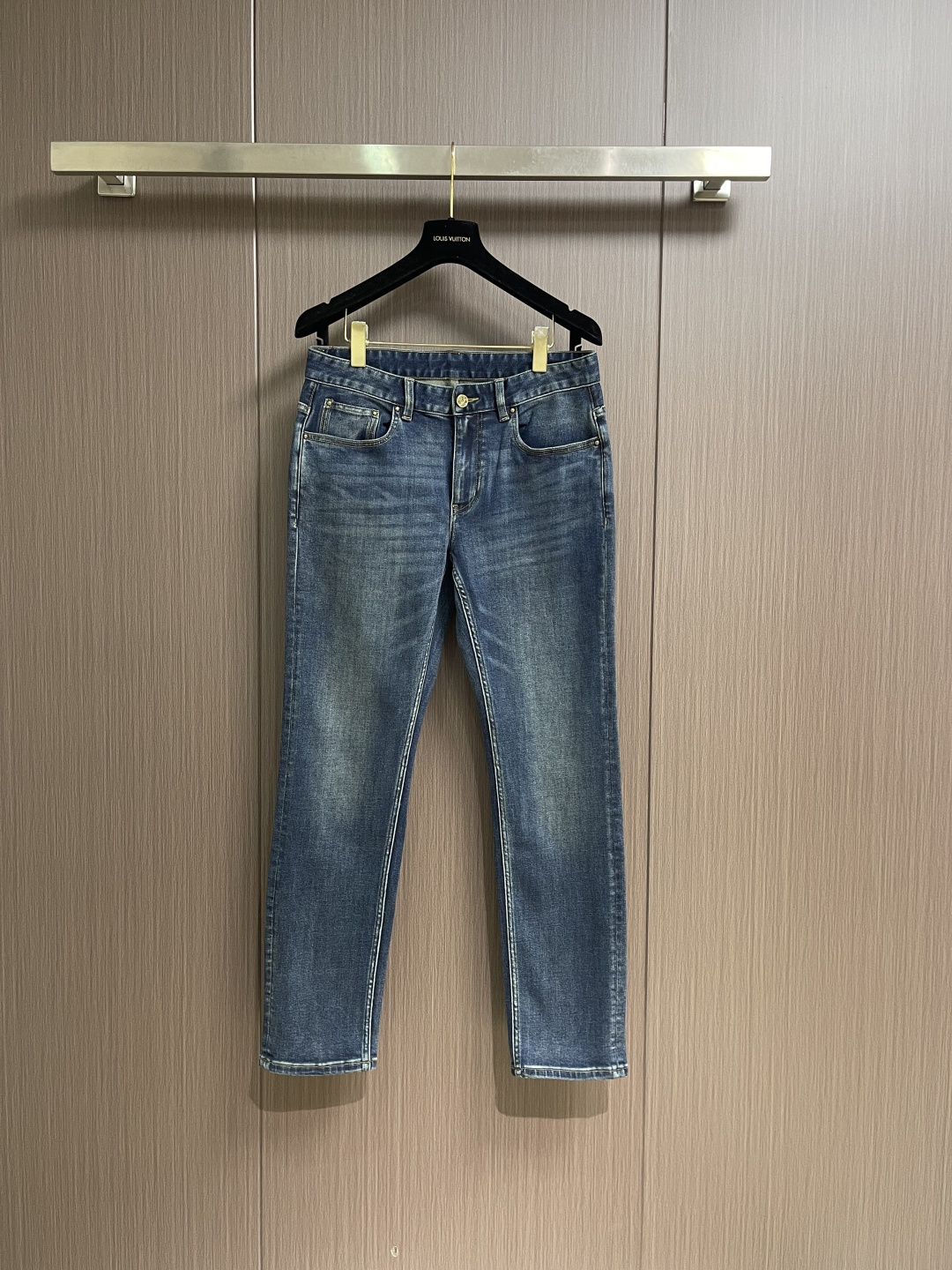 NO:645094,LV washed denim jeans, these jeans are from the 2025ss autumn and winter show, using washed denim to interpret the texture of Epi grain leather. The nubuck leather is added with patches and Mini Damier labels, buttons and rivets to add elegant touches. Size 29-38 Yes 35 No 37, Louis Vuitton, Jeans, Alexander Wang19860909LV 水洗丹宁牛仔裤,本牛仔裤出自 2025ss秋冬秀场,以水洗丹宁布演绎 Epi粒面皮革质感.正绒面革 以贴饰与 Mini Damier 标签,纽扣及铆钉再添考究笔触.尺码29-38 有35 无37,,louis vuitton,jeans,alexander wang,Men's clothing