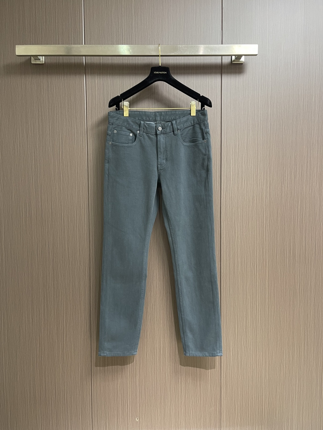 NO:645100,Ermenegildo Zegna 2026SS new arrival in early spring, straight-leg jeans, imported original washed stretch fabric, the upper body is comfortable, breathable and elastic, decorated with original hardware accessories, extremely high grade, super correct version, simple and easy to match, complete with three standards, all products are in order, and the upper body is very handsome. Sizes 29-38 Yes 35 No 37,,jeans,alexander wang19860909Ermenegildo Zegna 2026SS早春新品,直筒牛仔裤,进口原版水洗弹力面料,上身舒适透气有弹力,原版五金辅料装饰,档次极高,版型超正,简约易搭配,三标齐全,全品相订单款,上身帅气十足.尺码29-38 有35 无37,,jeans,alexander wang,Men's clothing