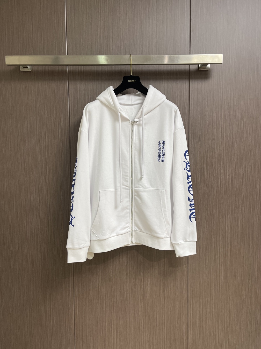 NO:646975,Chrome Hearts CH Chrome Hearts letter print zipper hooded sweatshirt, custom-made soft cloud-like 100% cotton velvet feel fabric, delicate and smooth, comfortable and close to the skin, with pure white as the base, indigo lines neatly cut into the cracks, Western Gothic text embellishment on the chest, controlling the visual focus and extending vertically from the wrist to the shoulder line, breaking the monotony. The zipper hooded silhouette deconstructs the lazy drape carrying velvet. Gothic font meets all white.  It not only retains the coldness of the Gothic but also eliminates the depression of darkness with the purity of white, giving concrete expression to the sweet-cool balance and unlocking a multi-faceted style. It uses glue printing. The printing has been modified three times by the film screen. Use glue paint to print the pattern on the fabric and bake the fabric to fix the printing pattern. The fabrics have been washed and have a better hand feel. Not easy to deform, not easy to shrink, not easy to fade, and maintain long-term beauty. Size S-XL, chrome hearts, chrome  hearts,hoodie,sweatshirts,hats,alexander wang19860909Chrome Hearts CH 克罗心字母印花拉链连帽卫衣,定制绵柔云絮全棉绒感布 细腻平滑 舒适贴肤 以一袭纯净之白为底靛蓝线条利落进裂 西方哥特体文点缀于胸前 掌控视觉焦点 以及从手腕到肩线的纵向延伸 打破单调性的神来之笔 拉链连帽廓形解构承载苏绒的慵懒垂坠 当哥特字体遇上全白 既保留了哥特式的冷峻又以白色的纯净消解了暗黑的压抑 让甜酷平衡有了具象表达 解锁多面性的风格 采用胶浆印花 印花经过三次菲林网板修改 使用胶浆体涂料在织物上打印图案 烘烤织物以固定印刷图案 面料都经过浇洗 手感质感更佳 不易变形 不易缩水 不易褪色 保持长久的美观.尺码S-XL,,chrome hearts,chrome hearts,hoodie,sweatshirts,hats,alexander wang,Men's clothing