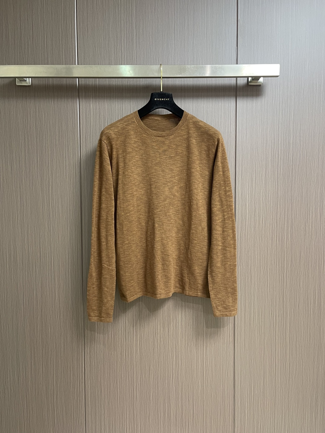 NO:651726,LP Loropiana 2025SS new round-neck knitted sweater for autumn and winter. The 52-count worsted spinning process gives the fabric a delicate silky feel. It has the warmth and warmth of sheep wool and the breathability and skin-friendlyness of lyocell, allowing you to enjoy the dual experience of comfort and style in spring and autumn. The classic round-neck silhouette is versatile and easy to control, whether it is worn with a shirt to create a business level or worn alone to show casual taste. Sizes M-3XL, loro  piana,loro piana,sweaters,shirts,alexander wang19860909LP Loropiana 2025SS秋冬新款圆领针织毛衣,52支精纺工艺赋予面料细腻如丝的触感,既有绵羊毛的温润保暖,又有莱赛尔的透气亲肤,让你在春秋季尽享舒适与格调的双重体验.经典圆领廓形百搭不挑人,无论是内搭衬衫打造商务层次,还是单穿彰显休闲品味,都能轻松驾驭.尺码M-3XL,,loro piana,loro piana,sweaters,shirts,alexander wang,Men's clothing