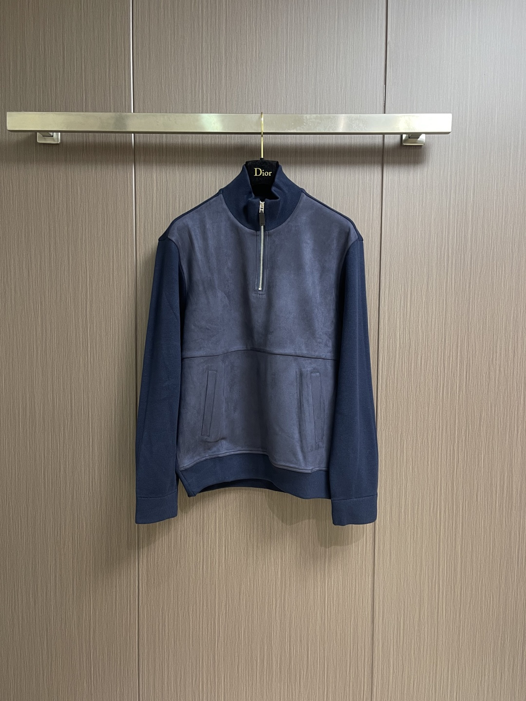 NO:646970,Dior SS autumn and winter men's half-zip spliced ​​long-sleeved sweatshirt is a versatile piece for commuting. It not only needs a simple style, but more importantly, its fabric texture can conquer the public and become a hot item!  Made of knitted cotton supplied by customers, it has a close-to-skin feel, and the stiffness and drape are excellent. Sizes M-3XL, dior, hoodie, sweatshirts, alexander wang19860909Dior SS秋冬男士半拉链拼接长袖卫衣,通勤百搭款,不仅需要样式版型简洁 更重要是它的面料质感才能征服大众 成为炙手可热的热门单品！客供针织棉打造 绵密亲肤的触感,其次挺括感与垂坠感都相当出色,尺码M-3XL,,dior,hoodie,sweatshirts,alexander wang,Men's clothing