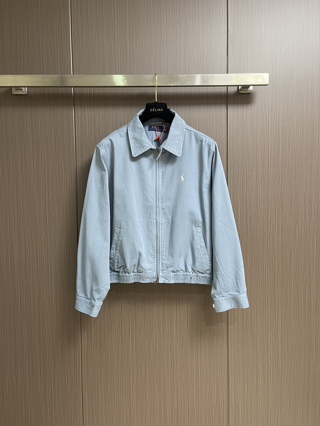 NO:646980,Rah Lauren RL Raff embroidery zipper jacket, custom-made cotton double-ply small diagonal elegant fabric, pony logo embroidery embellished on the chest, making it more dazzling. Imported machine embroidery technology is used, using advanced computer control systems and precise mechanical components to realize the iconic pony embroidery operation. The template machine opens the bag, and the preset template guides the position, shape and size of the bag.  Accuracy ensures the quality of the bag opening effect. The infrared positioning cutting machine achieves precise positioning of materials through infrared transmitters and infrared receivers. The accuracy can reach the micron level, thereby meeting the effect of high-precision cutting of plaid alignment. Sizes S-XL,,jackets & coats,jackets & coats, 19860909Rah Lauren RL 拉夫刺绣拉链夹克外套,定制全棉双股小细斜雅致布,小马标刺绣点缀于胸前,衬托而愈发耀眼.采用进口机刺绣工艺,使用先进的计算机控制系统和精密的机械部件,实现标志性小马刺绣作业.模版机开袋,预设的模板来指导开袋的位置 形状和大小 精确性确保了开袋效果质量.红外线定位裁床,通过红外发射器和红外接收器来实现对材料的精准定位,精度可达到微米级别,从而满足格纹对位高精度裁剪的效果.尺码S-XL,,jackets & coats,jackets & coats, ,Men's clothing