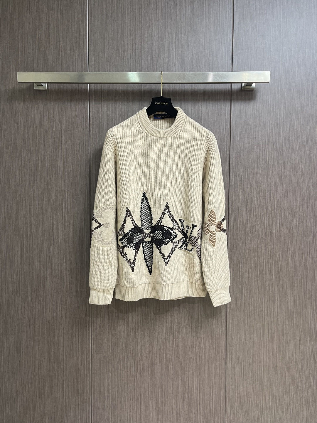 NO:646961,LV FW25 Men's SKI Ski Series Crew neck graphic long-sleeved sweater. This thick-knit crew neck sweater is made from fine, responsibly sourced sheep wool and features Monogram flowers in striking bloom. Contrast textured stitching creates an overlapping logo pattern, creating a snowy scene. The modern logo element is suitable for after-snow looks, making it an elegant choice for your winter wardrobe. Sizes S-XL, Louis Vuitton, Sweaters, Alexander Wang19860909LV FW25 男士SKI滑雪系列 圆领图案长袖针织衫毛衣,本款粗针织圆领衫取材负责任采购的细腻绵羊毛,醒目绽放Monogram 花卉.撞色纹理缝线塑就交叠标识图案,营造雪花纷飞般的景致.摩登标识元素适宜搭配雪后造型,成就冬季衣橱的雅致之选.尺码S-XL,,louis vuitton,sweaters,alexander wang,Men's clothing