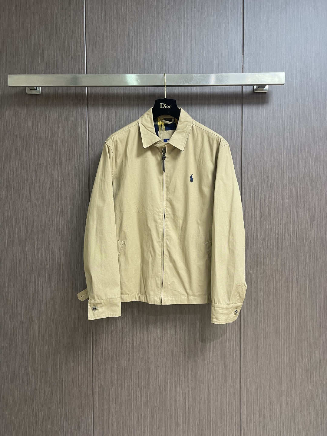 NO:651638,RALPH LAUREN Classic pony executive jacket, original twill cotton fabric with inner plaid fabric, customized hardware accessories, fine workmanship inside and outside to maintain the original details, simple version, old money style, casual matching. Sizes S-XL,,loro piana,jackets & coats,jackets & coats, 19860909RALPH LAUREN 拉夫经典小马行政夹克外套,原版斜纹棉质面料搭配内里格纹布,订制五金辅料,内外做工精细保持原版细节,简约版型老钱风格随意搭配.尺码S-XL,,loro piana,jackets & coats,jackets & coats, ,Men's clothing