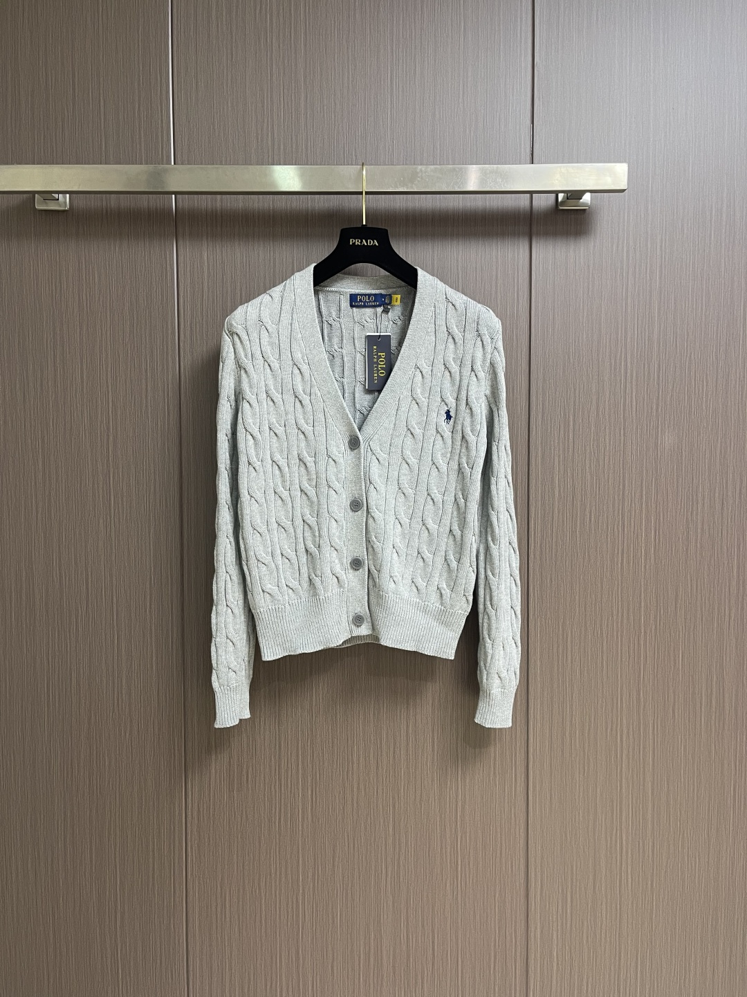 NO:654351,Ralph Lauren 2025SS new classic cable knitted cotton knitted cardigan. Classic cable knitting adopts traditional cable knitting technology. The texture is three-dimensional and layered. It is a classic knitted design element of Rah Lauren. It has both retro texture and exquisite craftsmanship. The iconic 'pony' embroidery on the chest is the core expression of brand recognition. The embroidery is exquisite and color-coordinated, complementing the knitted texture. Sizes S-XL, loro  piana,alexander wang19860909Ralph Lauren 拉夫2025SS新品经典款绞花编结棉针织开衫,经典绞花编结 采用传统的绞花编结工艺,纹理立体且富有层次感,是Rah Lauren经典的针织设计元素,既具复古质感又显工艺精湛.胸前的标志性'小马'刺绣,是品牌辨识度的核心体现,刺绣精致且色彩协调,与针织纹理相得益彰.尺码S-XL,,loro piana,alexander wang,Men's clothing