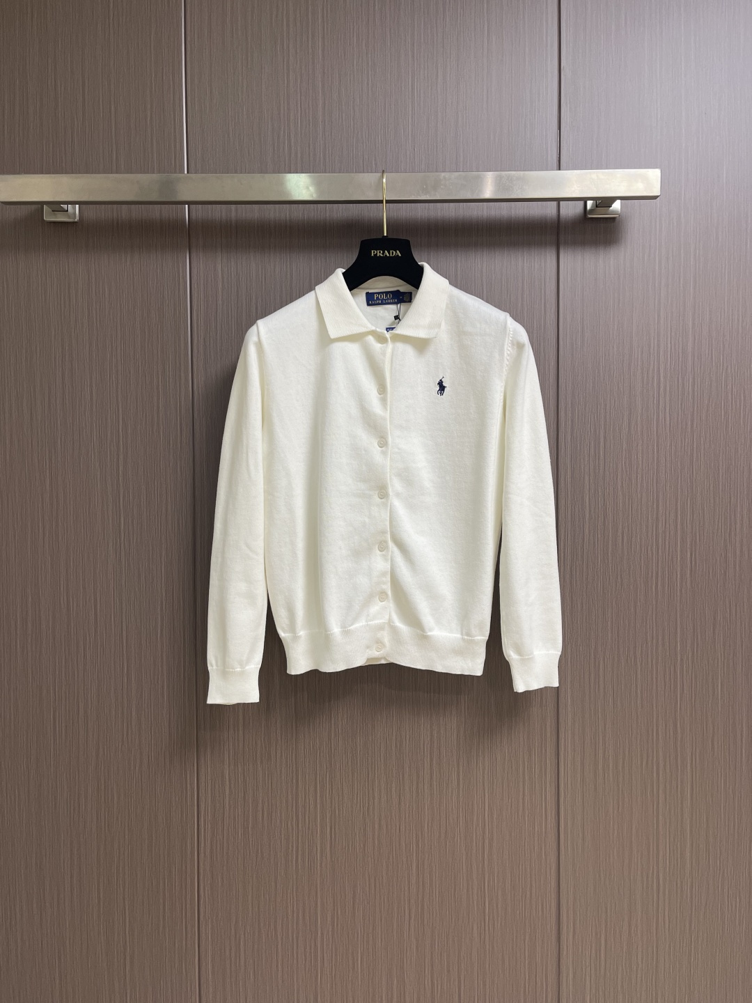 NO:651656,RALPH LAUREN 2025ss early fall Ralph Lauren lapel knitted cardigan. The customized original yarn is soft and comfortable to the touch. The lapel style is simple and elegant. It is stress-free for daily matching and highly practical. It adopts logo button molding design, with iconic exquisite equestrian embroidery, restoring the brand's classic elements and showing exquisiteness. Sizes S-XL, loro piana, alexander wang19860909RALPH LAUREN 2025ss早秋拉夫劳伦翻领针织开衫,定制原版纱线触感柔软舒适,翻领款式简约大气,日常搭配无压力,实用性强.采用logo纽扣开模设计,搭配标志性精致马术刺绣,还原品牌经典元素,尽显精致.尺码S-XL,,loro piana,alexander wang,Men's clothing