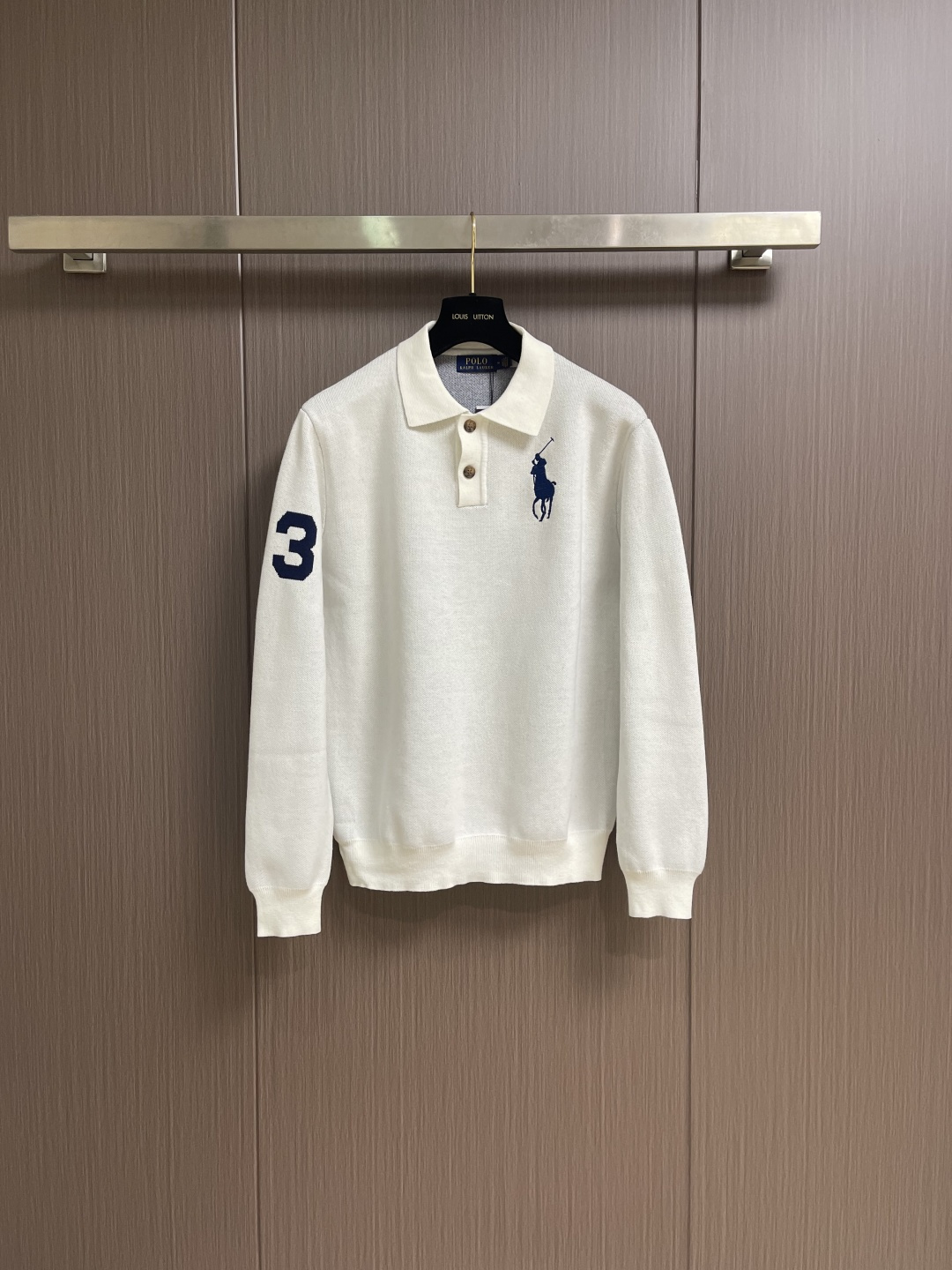 NO:651666,Ralph Lauren classic four-season basic three-dimensional Malaysian LOGO - No. 3 armband solid color long-sleeved POLO, the original version is 220g heavy double-sided piqué cotton, three-dimensional Malaysian embroidery, pearlescent buttons on white background, professional placket processing, Rah Lauren classic Malaysian logo | Unlock the British retro sports style. Use 220g heavy double-sided piqué cotton to create a tall silhouette. The iconic Malaysian embroidery logo interprets American origin. Solid colors can easily control formal and casual scenes. Sizes S-XL, loro piana,  19860909Ralph Lauren拉夫 经典四季基础款立体大马LOGO-3號臂章纯色长袖POLO,原版一致220克重磅双面珠地棉,立体大马刺绣 白底珠光纽扣,门襟专业处理,Rah Lauren经典大马标|解锁英伦复古运动风 采用220g重磅双面珠地棉打造挺拔廓形标志性大马刺绣徽标诠释美式血统 净色系轻松驾驭正式与休闲场景.尺码S-XL,,loro piana, ,Men's clothing