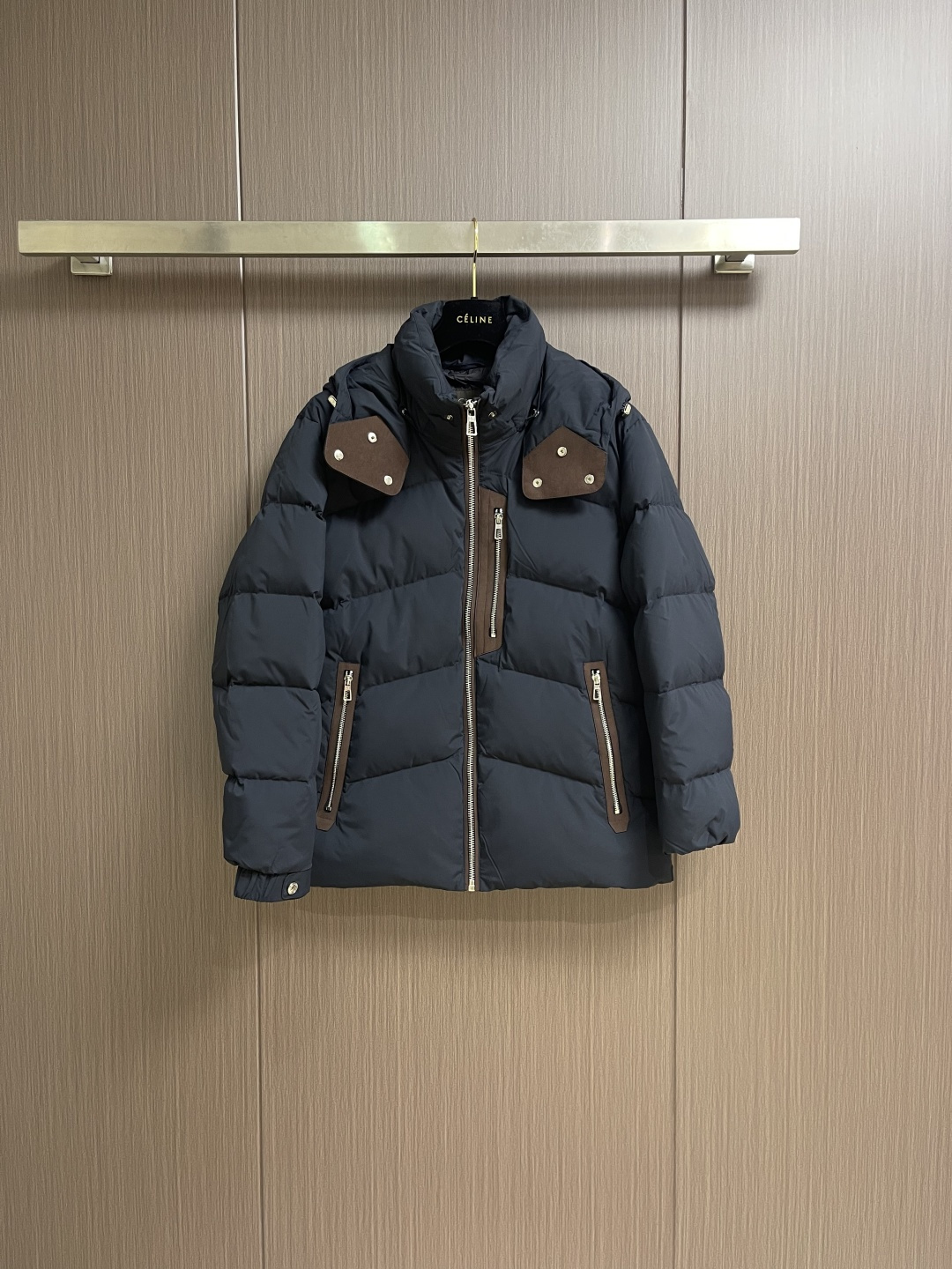 NO:651732,TF 2025SS new autumn and winter down jacket hooded jacket, filled with top-grade national standard pure 90 white duck down. The quality can withstand any form of inspection, presenting a brand new look, giving you a unique upper body experience!  Down has gone through a strict selection process. Its fluffiness and resilience are extremely superior, and its cold-proof performance is beyond doubt!  Customized original metal zipper, fashionable and versatile. The upper body is elegant and handsome, full of personality, and has a brand new sense of sight!  Size 48-56,,tom ford,jackets & coats,down jacket,hats,alexander wang19860909TF 2025SS秋冬新款羽绒服连帽外套,内填充顶级国标纯正90白鸭绒 品质经得起任何形式检验,呈现一种焕然一新,赋予你与众不同的上身体验！羽绒经过严格的挑选工序,其蓬松感与与回弹性都极为优越,御寒性能更是毋庸置疑！定制原版金属拉链,时尚百搭潮 上身优雅帅气,个性十足,焕然一新的即视感！尺码48-56,,tom ford,jackets & coats,down jacket,hats,alexander wang,Men's clothing