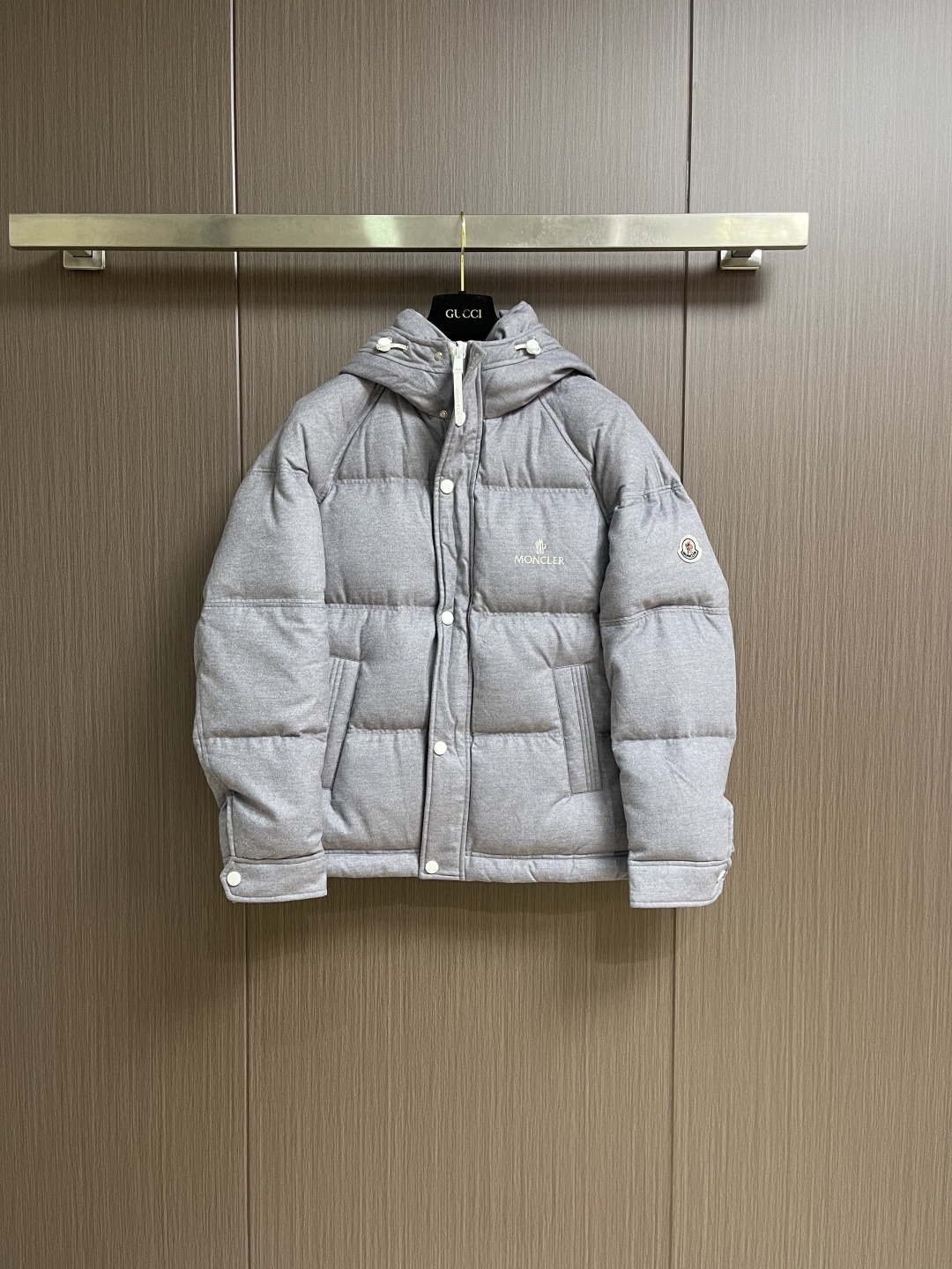 NO:651618,Moncler  The new 2025 SS autumn and winter hooded down jacket is made of high-count and high-density nylon woven fabric. It is a lightweight, strong and fine-textured advanced fabric. Its physical complexity lies in that while achieving extreme lightweight, it also provides excellent tear resistance through a dense fabric structure.  Crack resistance and wear resistance solve the industry problem of light weight and durability that are usually conflicting. It has a certain degree of breathability, allowing moisture emitted by the body to be discharged, and maintaining a comfortable internal microclimate. This is a precise balancing technology. Sizes 48-54, jackets  & coats,down jacket,hats,alexander wang19860909Moncler 2025SS秋冬新款连帽羽绒外套,采用高支高密尼龙梭织面料,是一种轻量、强韧且质地细腻的高级面料.其物理复杂性在于,在实现极致轻量化的同时,通过致密的织物结构提供了优异的抗撕裂性和耐磨性,解决了轻量与耐用通常相互矛盾的行业难题.具备一定的透气性,允许身体散发的湿气排出,维持内部微气候的舒适,这是一种精密的平衡技术.尺码48-54,,jackets & coats,down jacket,hats,alexander wang,Men's clothing