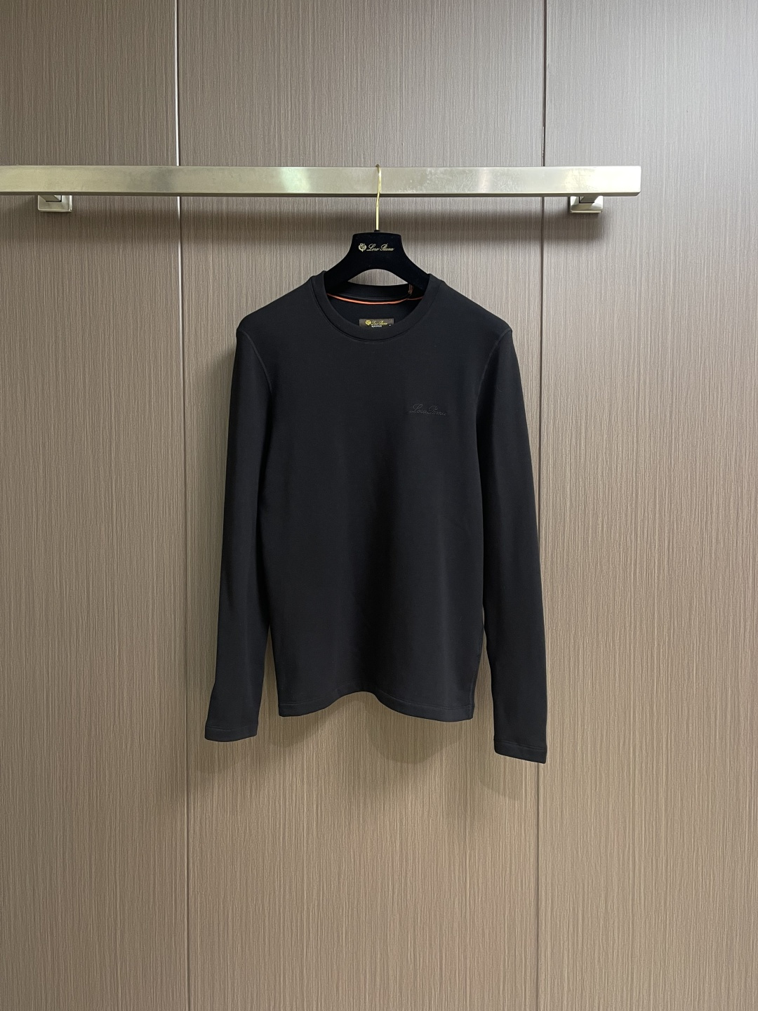 NO:651624,Complete LP Loropiana  2025SS new autumn and winter products, men's classic 'LOGO embroidery on the chest' basic round neck long-sleeved bottoming shirt and leggings suit, made of imported 26S double yarn pure cotton material, the fabric is thick and moderate, the texture is soft and dense, crisp and smooth, and has good breathability and moisture absorption next to the skin, which improves comfort  Upgraded to 100%, the classic LOGO embroidery design on the chest of the clothes is a symbol of quality. The tailoring is slim and very delicate, showing aura and highlighting the sophistication of business men. This is unique. It has just the right slim fit and the upper body effect is very good. Size M-3XL, loro  piana,loro piana,alexander wang19860909整套 LP Loropiana 2025SS秋冬新品,男士胸前经典'LOGO刺绣基础款圆领长袖打底衫打底裤套装,选用客供进口26S双纱纯棉材质制成,面料厚实适中,质地柔软绵密、挺括垂顺,贴肤具有良好的透气吸湿性,将舒适度提升到百分百,衣身胸前经典LOGO刺绣设计,品质的象征.版型剪裁属于修身款非常精致,显气场,又会凸显商务男士的精致,这就是独到之处,恰到好处的修身,上身效果非常赞.尺码M-3XL,,loro piana,loro piana,alexander wang,Men's clothing