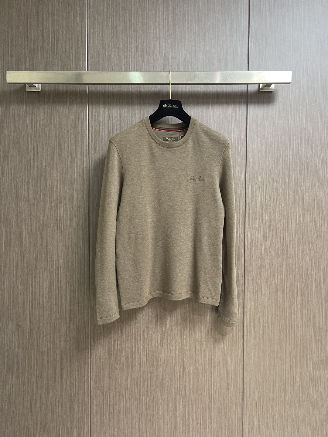 NO:651631,Set Money LP Loropiana  2025SS new autumn and winter products, men's classic 'LOGO embroidery on the chest' basic round neck long-sleeved bottoming shirt and leggings suit, made of imported 26S double yarn pure cotton material, the fabric is thick and moderate, the texture is soft and dense, crisp and smooth, and has good breathability and moisture absorption next to the skin, which improves comfort  Upgraded to 100%, the classic LOGO embroidery design on the chest of the clothes is a symbol of quality. The tailoring is slim and very delicate, showing aura and highlighting the sophistication of business men. This is unique. It has just the right slim fit and the upper body effect is very good. Size M-3XL, loro  piana,loro piana,alexander wang19860909整套钱 LP Loropiana 2025SS秋冬新品,男士胸前经典'LOGO刺绣基础款圆领长袖打底衫打底裤套装,选用客供进口26S双纱纯棉材质制成,面料厚实适中,质地柔软绵密、挺括垂顺,贴肤具有良好的透气吸湿性,将舒适度提升到百分百,衣身胸前经典LOGO刺绣设计,品质的象征.版型剪裁属于修身款非常精致,显气场,又会凸显商务男士的精致,这就是独到之处,恰到好处的修身,上身效果非常赞.尺码M-3XL,,loro piana,loro piana,alexander wang,Men's clothing