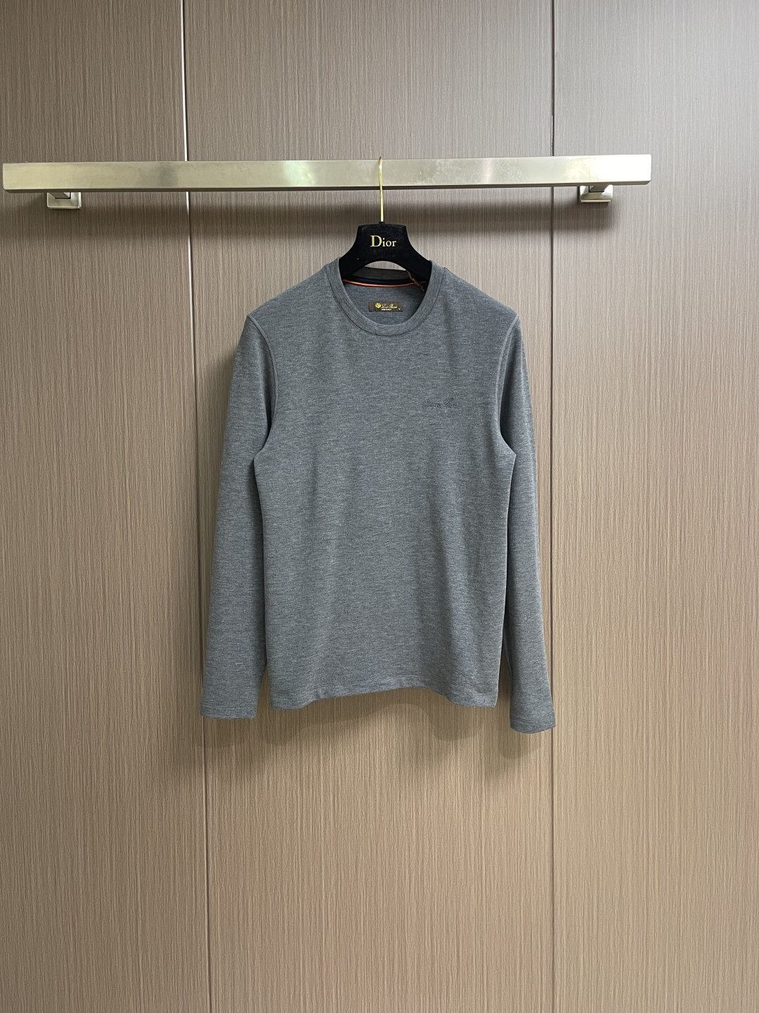 NO:651640,Complete LP Loropiana  2025SS new autumn and winter products, men's classic 'LOGO embroidery on the chest' basic round neck long-sleeved bottoming shirt and leggings suit, made of imported 26S double yarn pure cotton material, the fabric is thick and moderate, the texture is soft and dense, crisp and smooth, and has good breathability and moisture absorption next to the skin, which improves comfort  Upgraded to 100%, the classic LOGO embroidery design on the chest of the clothes is a symbol of quality. The tailoring is slim and very delicate, showing aura and highlighting the sophistication of business men. This is unique. It has just the right slim fit and the upper body effect is very good. Size M-3XL, loro  piana,loro piana,alexander wang19860909整套 LP Loropiana 2025SS秋冬新品,男士胸前经典'LOGO刺绣基础款圆领长袖打底衫打底裤套装,选用客供进口26S双纱纯棉材质制成,面料厚实适中,质地柔软绵密、挺括垂顺,贴肤具有良好的透气吸湿性,将舒适度提升到百分百,衣身胸前经典LOGO刺绣设计,品质的象征.版型剪裁属于修身款非常精致,显气场,又会凸显商务男士的精致,这就是独到之处,恰到好处的修身,上身效果非常赞.尺码M-3XL,,loro piana,loro piana,alexander wang,Men's clothing