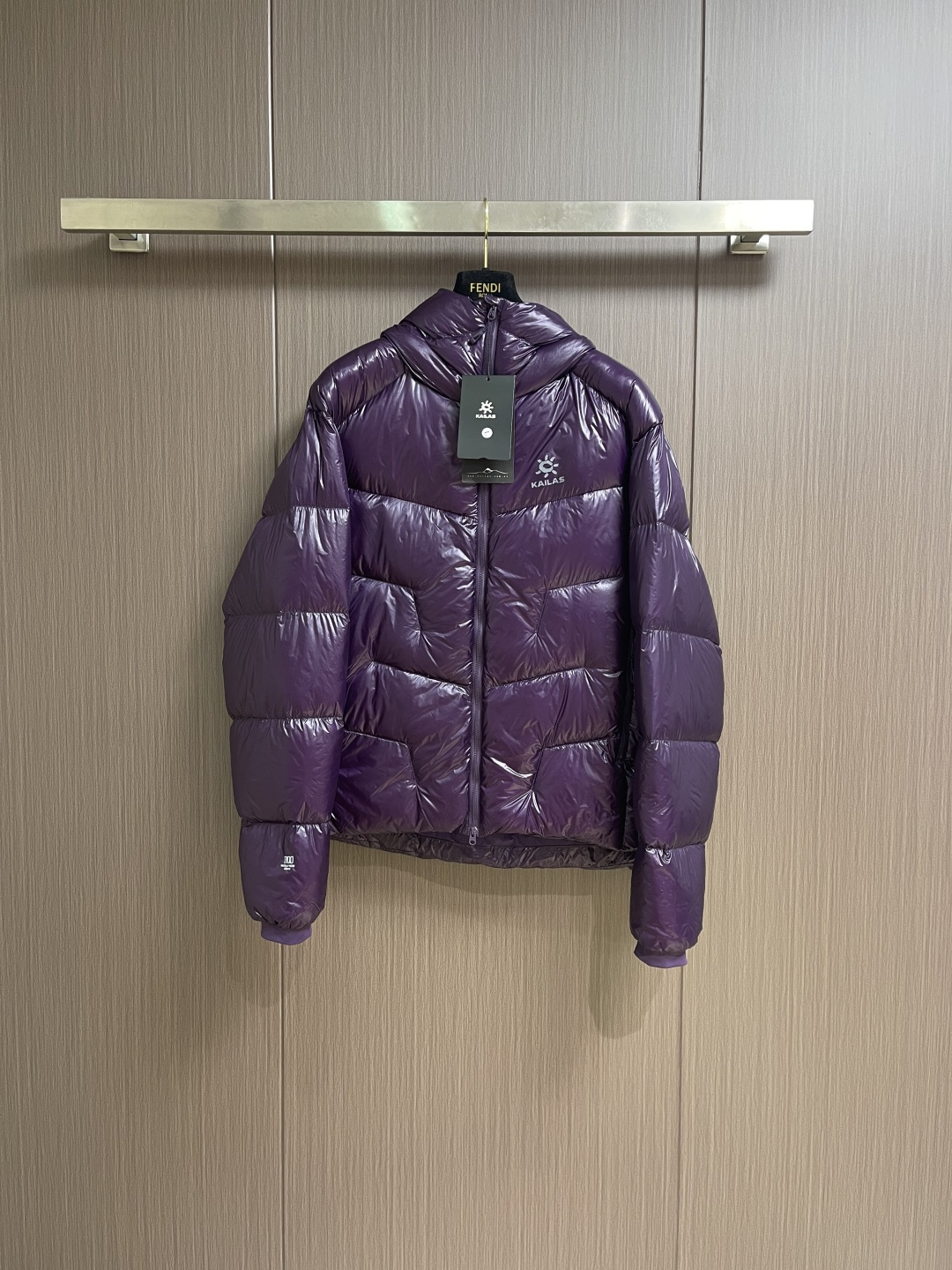 NO:660983,KAILAS 5000GT hooded down jacket, original custom-woven and custom-dyed micro-10D high-density fabric. Lightweight and breathable, anti-down and warm, easy to compress and store, and helps down to give full play to its fluffy and warm properties. Original dismantling and development of accessories, customized small labels, collar labels, washing, hangtags, hardware, etc. The original process is decomposed, from cutting, splicing, to sewing. Size S-XXL,,down  jacket,hats, 19860909KAILAS 凯乐石5000GT连帽羽绒服,原版定织定染微细10D高密面料.轻量透气,防绒保暖,易压缩收纳,且帮助羽绒充分发挥蓬松保暖性.辅料原版拆解开发,定制的小标,领标,水洗,吊牌,五金等等.工艺原版分解,从裁剪,拼接,到缝制工艺完全原版.尺码S-XXL,,down jacket,hats, ,Men's clothing