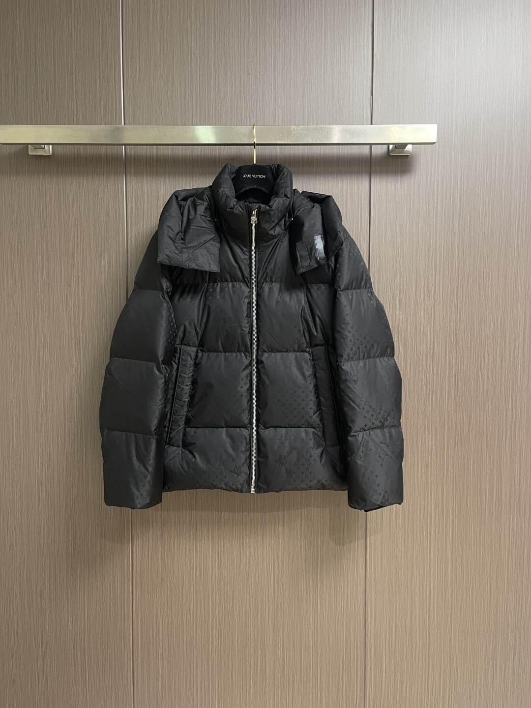 NO:660987,LV 2025ss detachable hooded jacquard down jacket is made of imported windproof and waterproof nylon material. The craftsmanship is restored and the material is upgraded to improve the cold protection function in autumn and winter. The down-filled interior makes the whole piece light and warm. The detachable hooded stand-up collar is two-wearable. The large body is spliced with a four-leaf clover letter jacquard pattern. It has rich layers and a full sense of old money. The design is rich and varied, showing a low-key sense of luxury. It is fashionable and warm to wear. Sizes 48-56, Louis  vuitton,jackets & coats,down jacket,hats, 19860909LV 2025ss可拆卸连帽提花羽绒服外套,进口防风防水尼龙材质,其工艺还原,升级材质,提升秋冬御寒功能,羽绒填充内里,整件轻盈保暖.可拆卸连帽立领两穿,大身大面积拼接四叶草字母提花图案,层次丰富,老钱感满满,设计丰富多变,彰显低调高级感,穿搭时尚保暖.尺码48-56,,louis vuitton,jackets & coats,down jacket,hats, ,Men's clothing