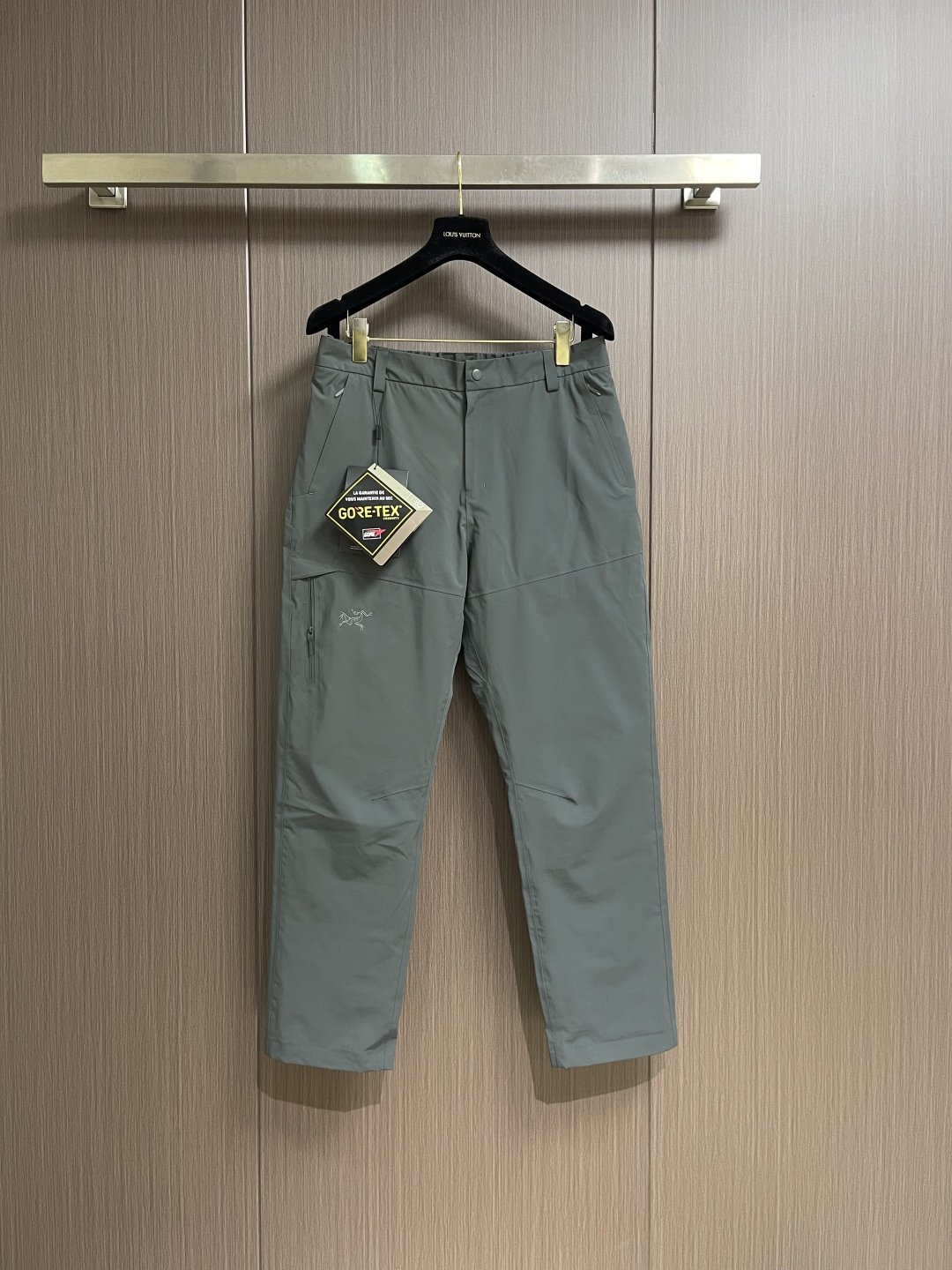 NO:690707,Arcteryx  Arc'teryx workwear down pants are high-street fashion brand American functional jackets. They are made of original custom-made high-density specific woven fabrics, high-quality fabrics. The fabrics are fully imported Japanese fabrics. They are breathable and tear-proof, and will not be stuffy when worn. They are three-dimensional and slim-fitting. They have an outdoor functional style. Straight-leg pants. The upper body is super versatile and the legs are super long.  The trousers, inner hemming, workmanship, and details are impeccable. They are casual, functional, simple and versatile, and not exaggerated at all. Whether it is the fabric workmanship or the pattern, they are definitely cost-effective. The multi-piece three-dimensional tailoring design is breathable and comfortable to wear, and it has basic windproof functions. It is the first choice for outdoor leisure!  The waist is elastic and there is no problem with normal stretching. Size M-3XL, arc'teryx, down jacket,19860909Arcteryx 始祖鸟工装羽绒裤,高街潮牌美式机能冲锋裤,采用原版定制高密度特定梭织面料,高品面料,面料是全进口的日本面料,透气防撕裂,穿着也不会闷热,立体修身剪裁,户外机能风的版型,直筒裤型,上身超级百搭,超显腿长的一款裤子,内里包边工艺,做工,细节都无可挑剔,休闲款,机能风,同时又简约百搭,丝毫没有夸张的感觉,无论是面料做工还是版型,绝对有性价比的货,多裁片立体剪裁设计,穿着透气舒适,并且具有基础防风功能,户外休闲首选！腰部有弹力,正常拉伸无问题.尺码M-3XL,arc'teryx,down jacket,,Men's clothing