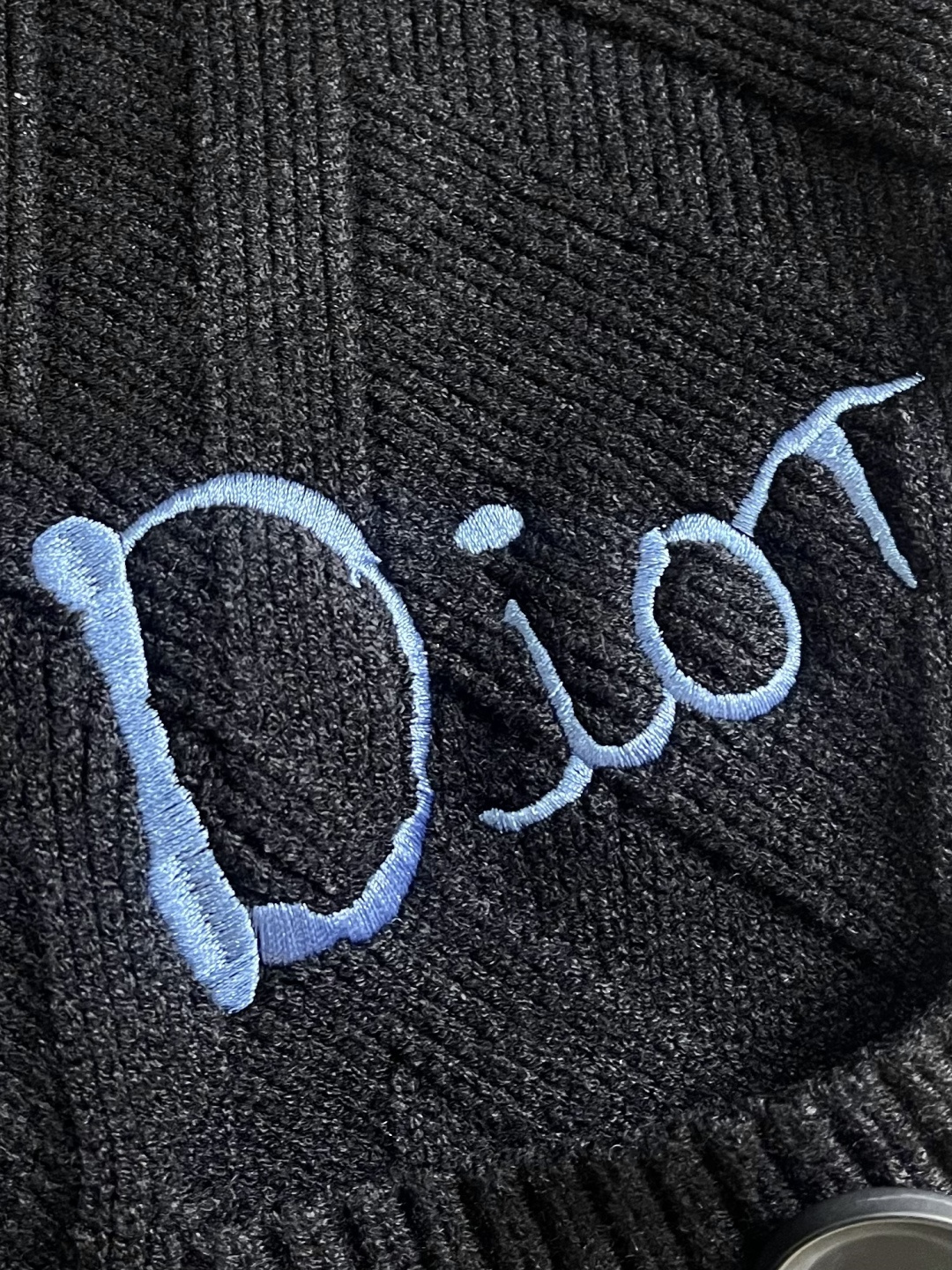 Dior 撞色logo羊毛针织毛衣开衫，以刺绣撞色点缀为主调，巧妙融入暗纹菱格元素，打破传统针织衫的单调