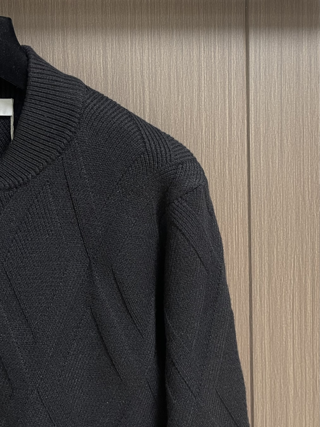 Dior 撞色logo羊毛针织毛衣开衫，以刺绣撞色点缀为主调，巧妙融入暗纹菱格元素，打破传统针织衫的单调