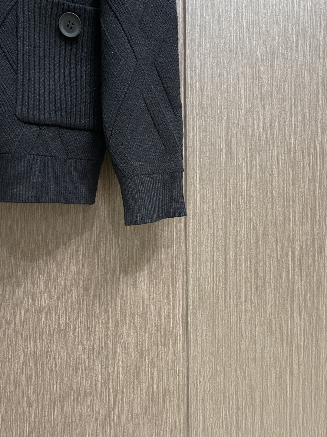 Dior 撞色logo羊毛针织毛衣开衫，以刺绣撞色点缀为主调，巧妙融入暗纹菱格元素，打破传统针织衫的单调