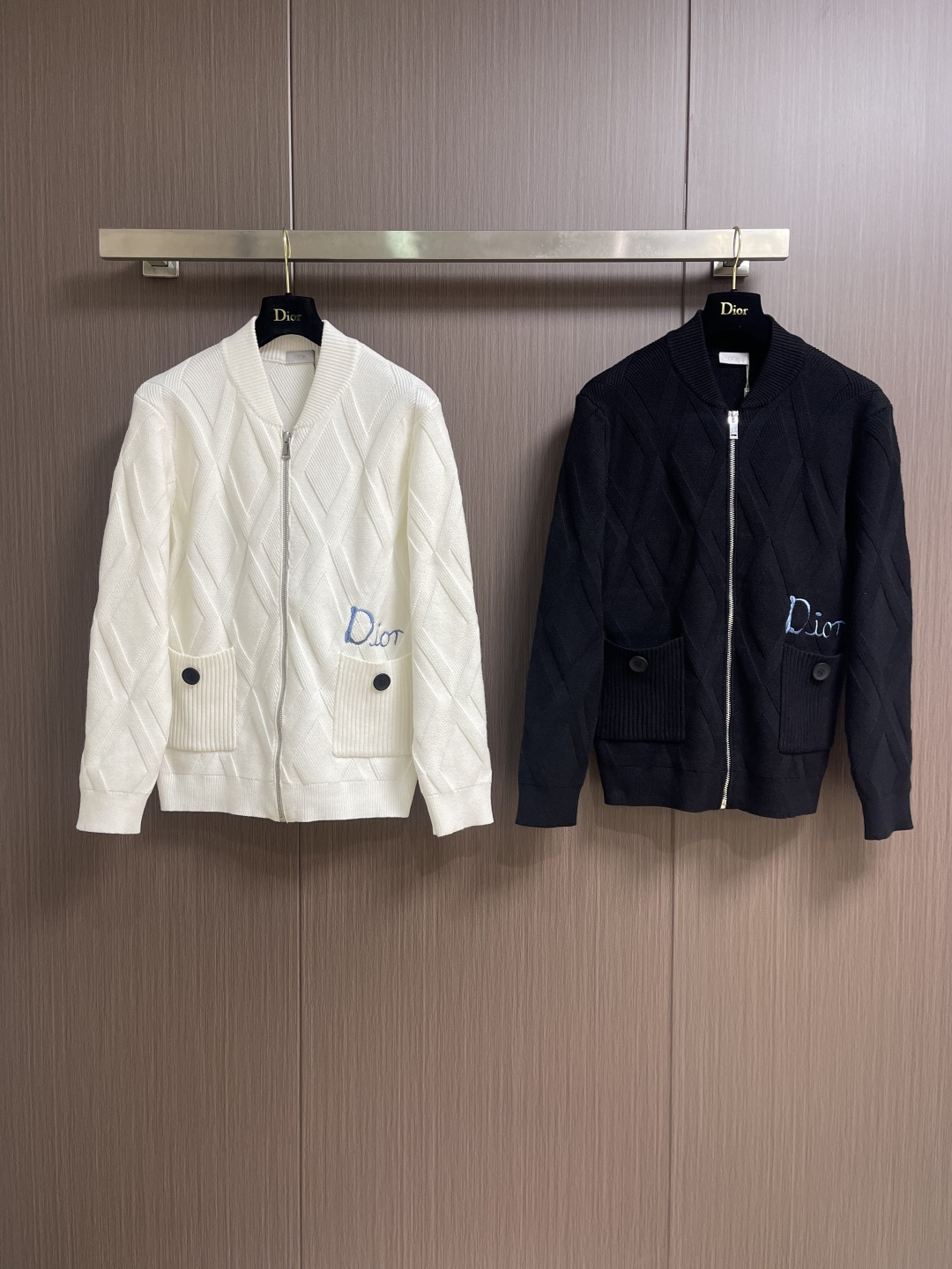 Dior 撞色logo羊毛针织毛衣开衫，以刺绣撞色点缀为主调，巧妙融入暗纹菱格元素，打破传统针织衫的单调