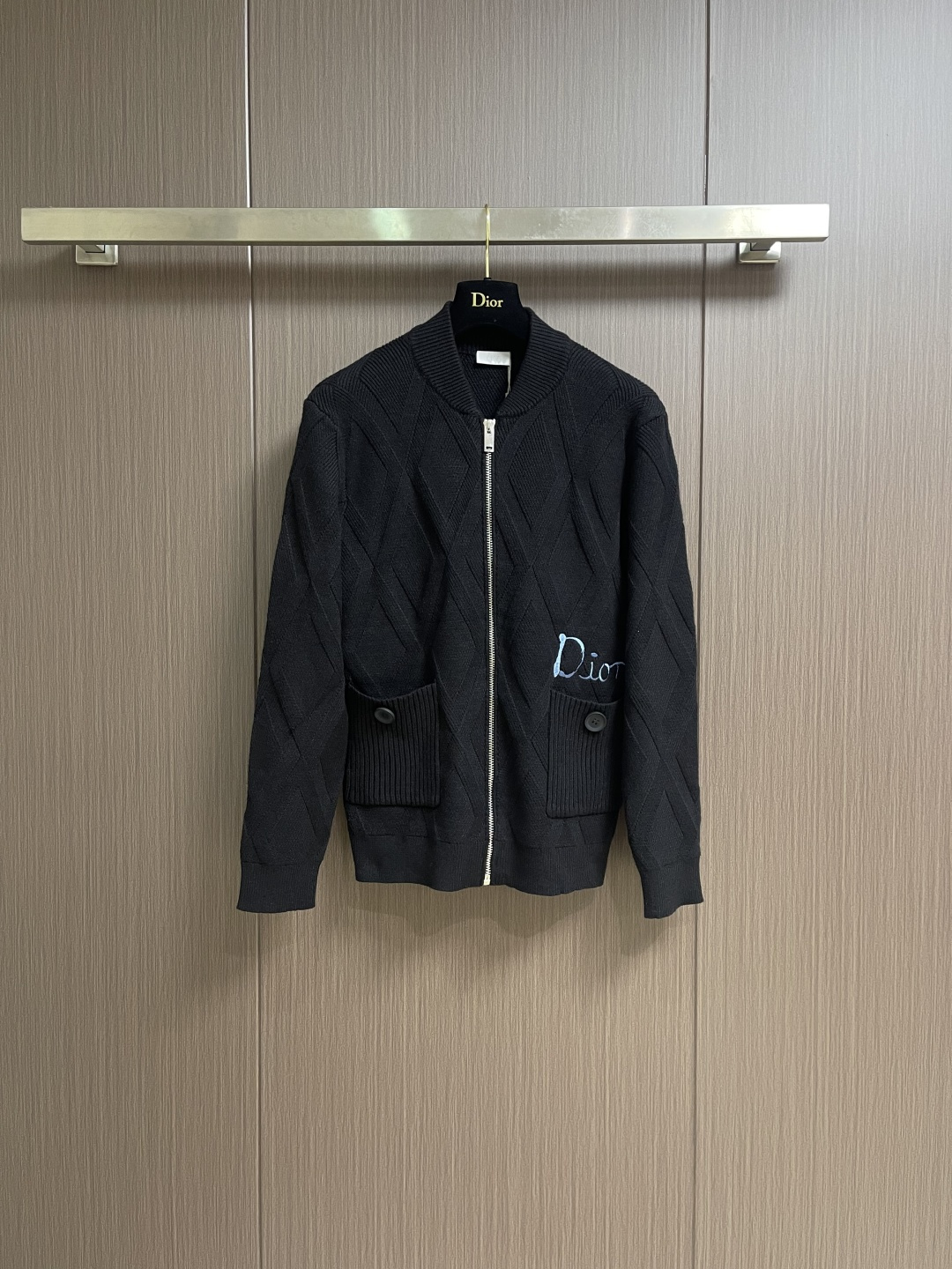 Dior 撞色logo羊毛针织毛衣开衫，以刺绣撞色点缀为主调，巧妙融入暗纹菱格元素，打破传统针织衫的单调