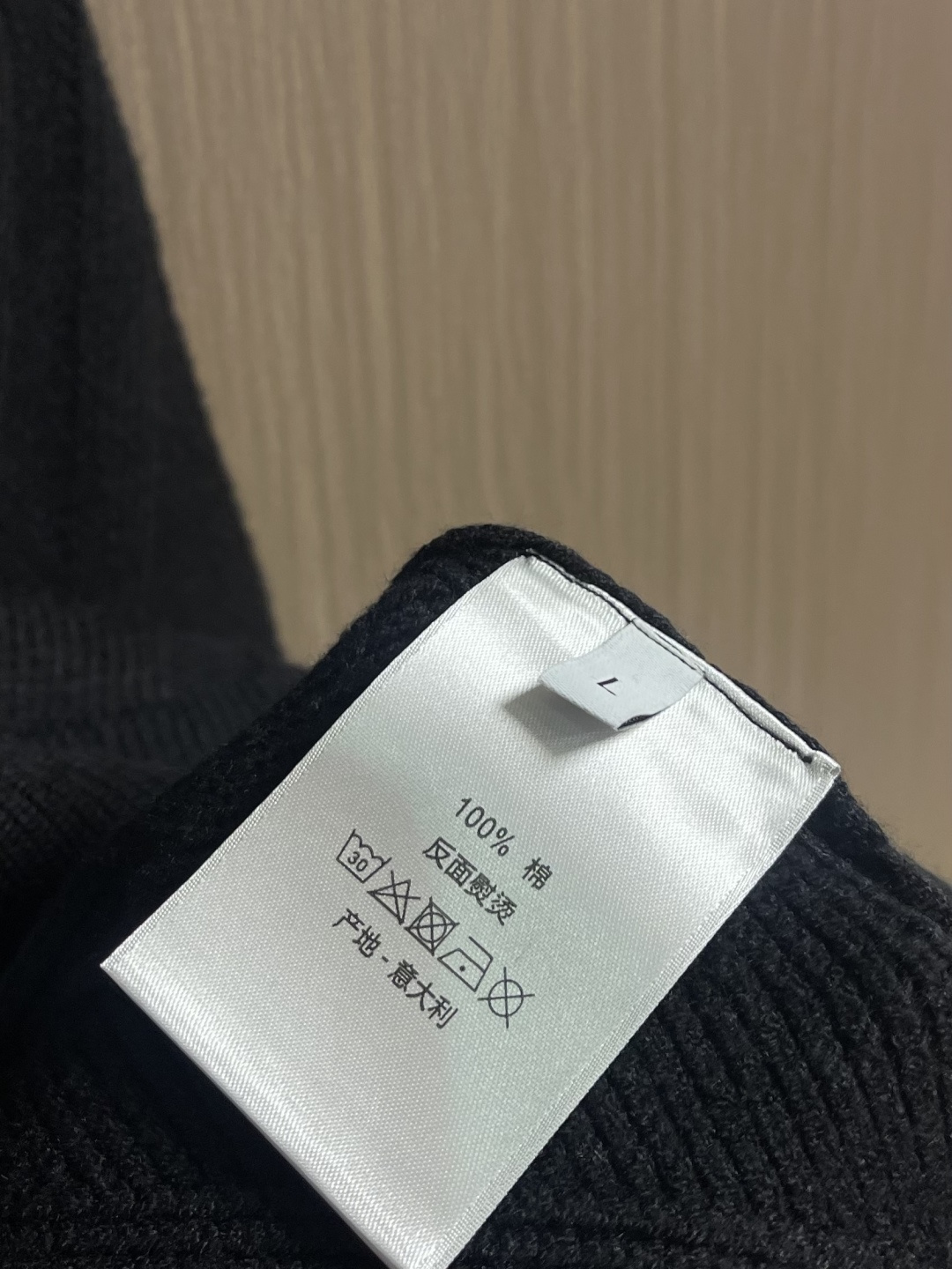 Dior 撞色logo羊毛针织毛衣开衫，以刺绣撞色点缀为主调，巧妙融入暗纹菱格元素，打破传统针织衫的单调