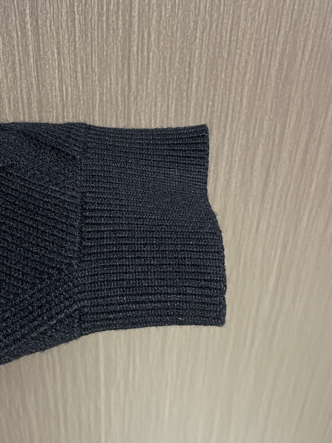 Dior 撞色logo羊毛针织毛衣开衫，以刺绣撞色点缀为主调，巧妙融入暗纹菱格元素，打破传统针织衫的单调