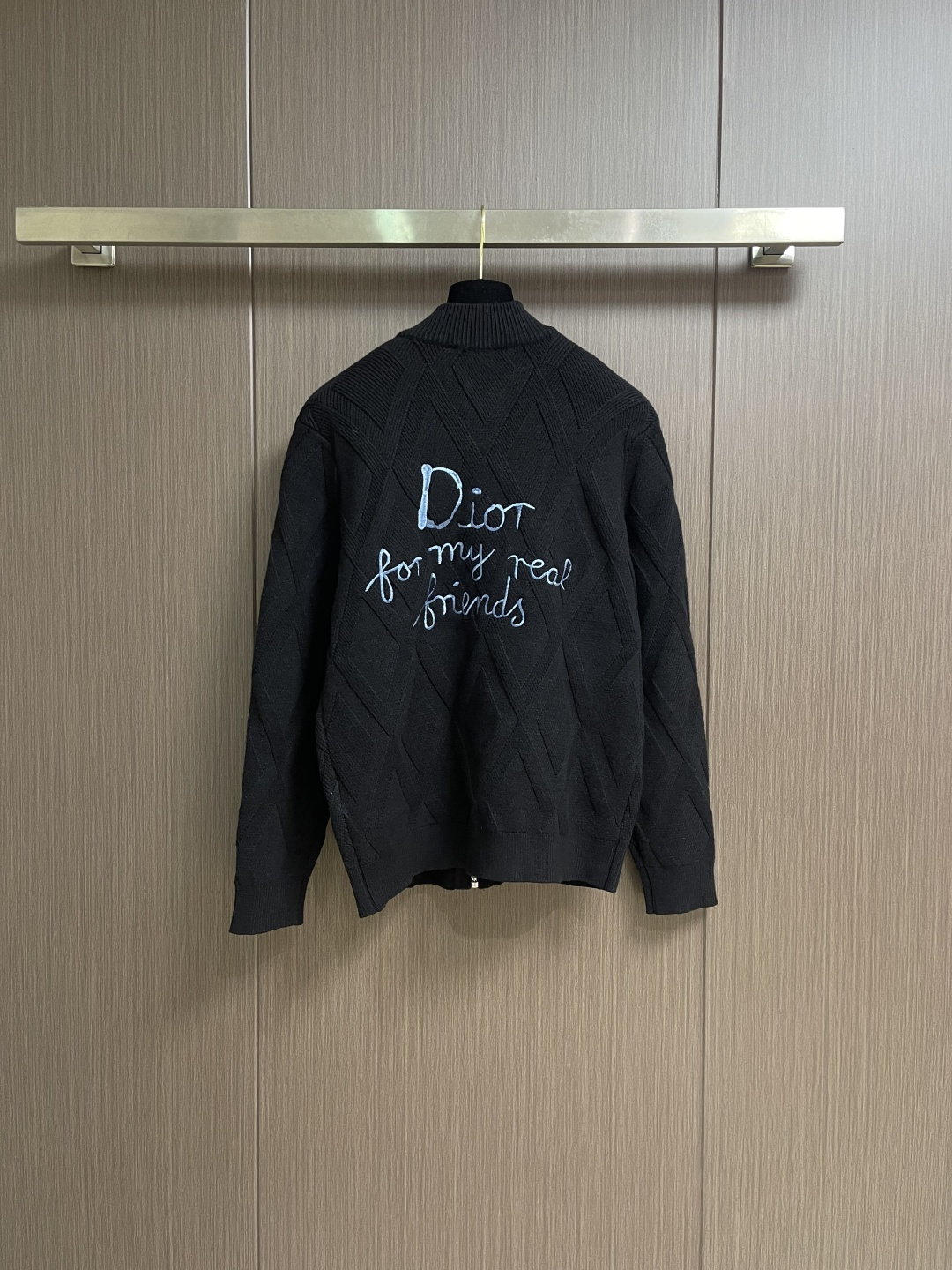 Dior 撞色logo羊毛针织毛衣开衫，以刺绣撞色点缀为主调，巧妙融入暗纹菱格元素，打破传统针织衫的单调