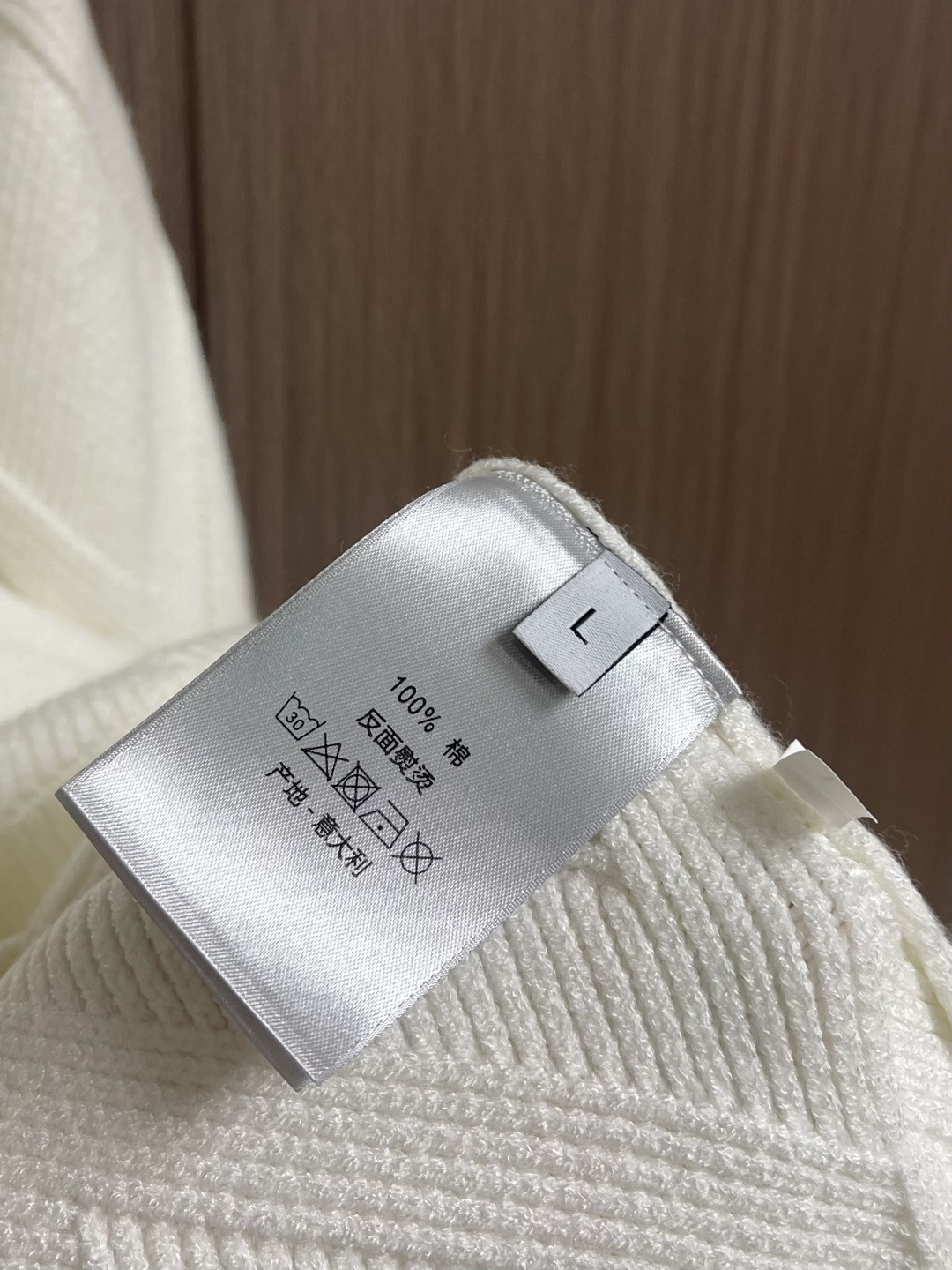 Dior 撞色logo羊毛针织毛衣开衫，以刺绣撞色点缀为主调，巧妙融入暗纹菱格元素，打破传统针织衫的单调