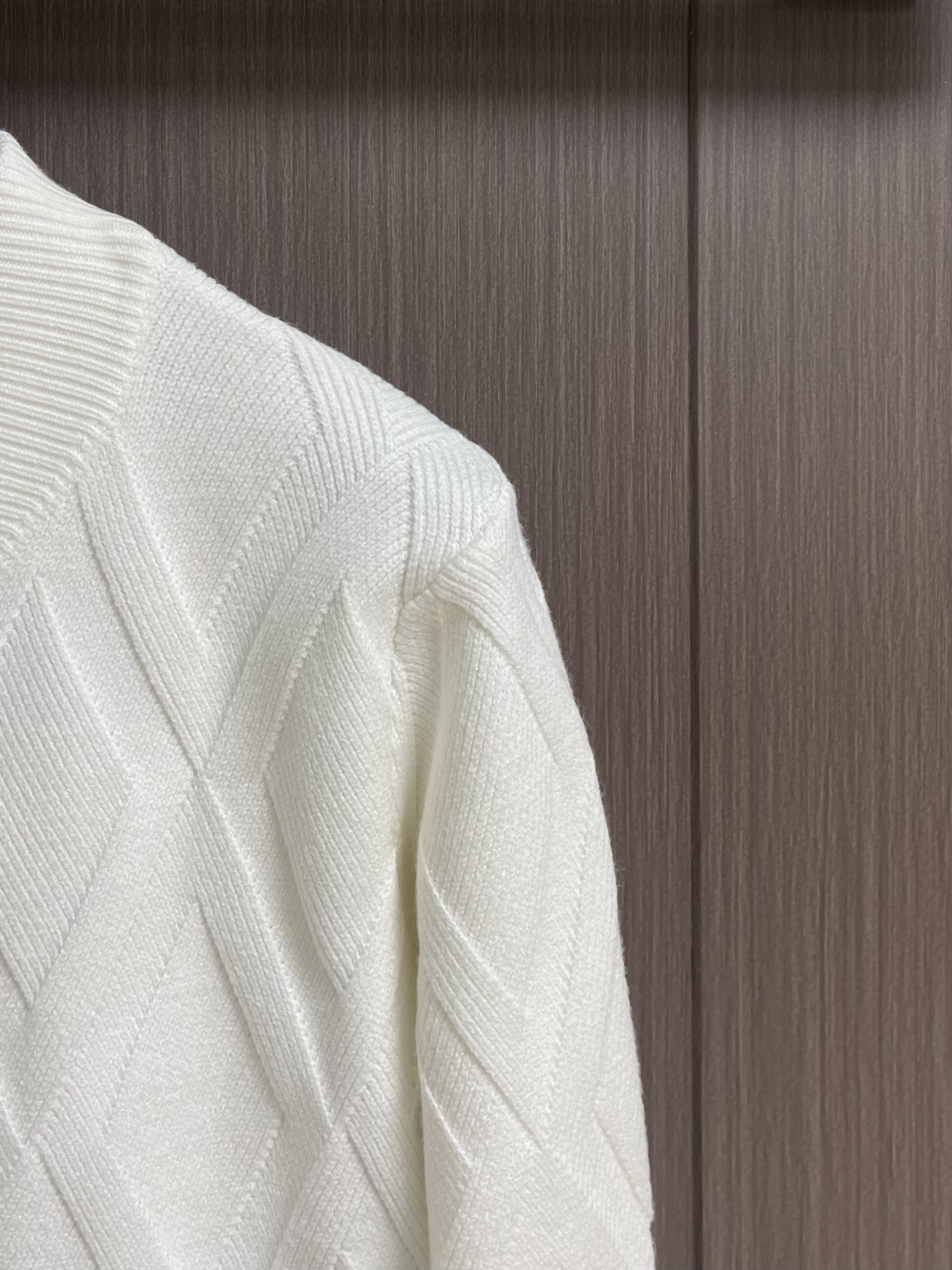 Dior 撞色logo羊毛针织毛衣开衫，以刺绣撞色点缀为主调，巧妙融入暗纹菱格元素，打破传统针织衫的单调