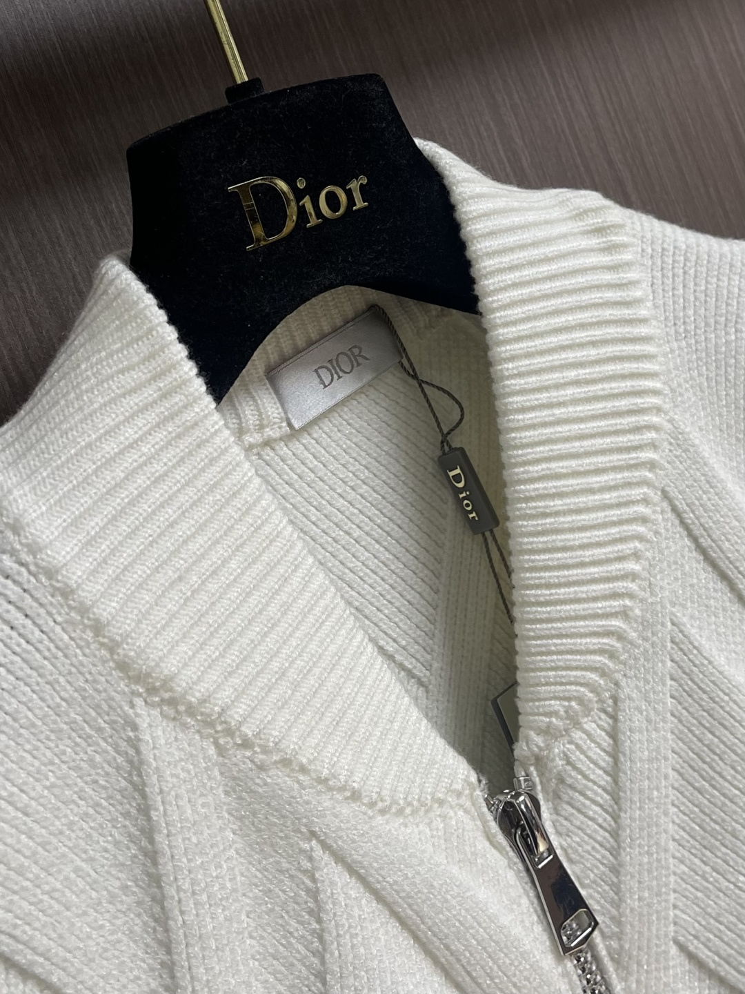 Dior 撞色logo羊毛针织毛衣开衫，以刺绣撞色点缀为主调，巧妙融入暗纹菱格元素，打破传统针织衫的单调