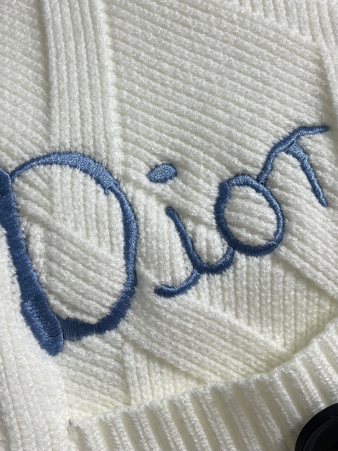 Dior 撞色logo羊毛针织毛衣开衫，以刺绣撞色点缀为主调，巧妙融入暗纹菱格元素，打破传统针织衫的单调