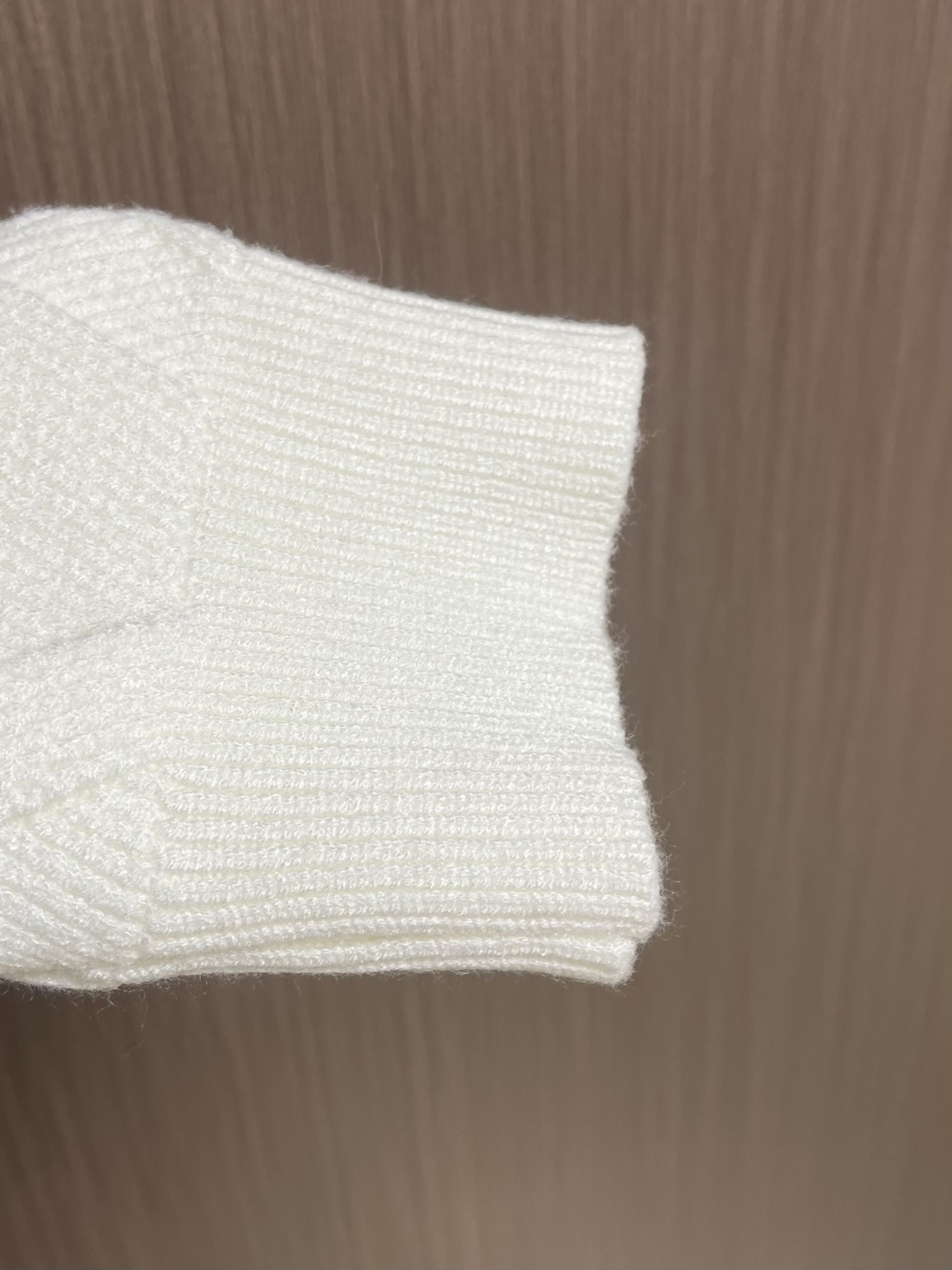 Dior 撞色logo羊毛针织毛衣开衫，以刺绣撞色点缀为主调，巧妙融入暗纹菱格元素，打破传统针织衫的单调