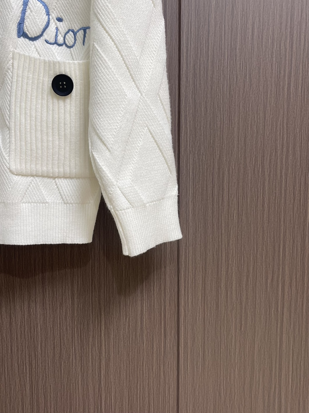 Dior 撞色logo羊毛针织毛衣开衫，以刺绣撞色点缀为主调，巧妙融入暗纹菱格元素，打破传统针织衫的单调