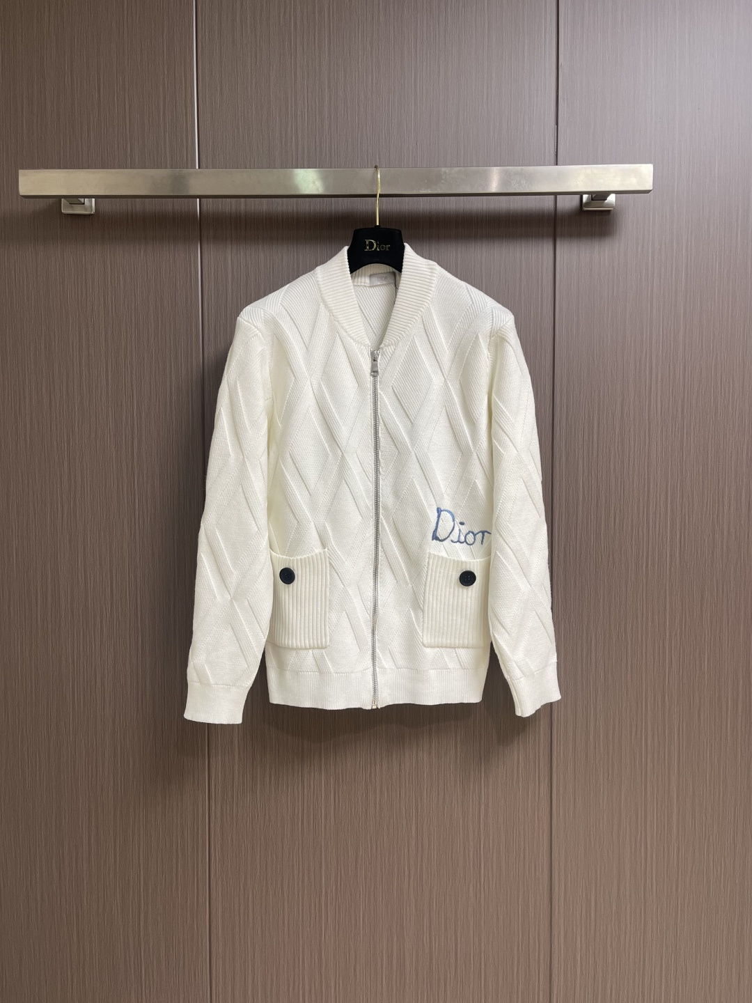 Dior 撞色logo羊毛针织毛衣开衫，以刺绣撞色点缀为主调，巧妙融入暗纹菱格元素，打破传统针织衫的单调