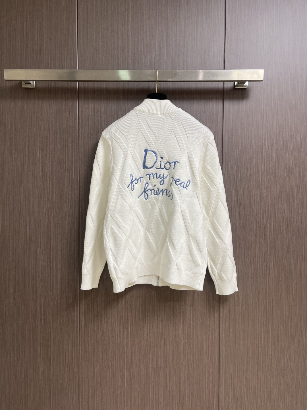 Dior 撞色logo羊毛针织毛衣开衫，以刺绣撞色点缀为主调，巧妙融入暗纹菱格元素，打破传统针织衫的单调