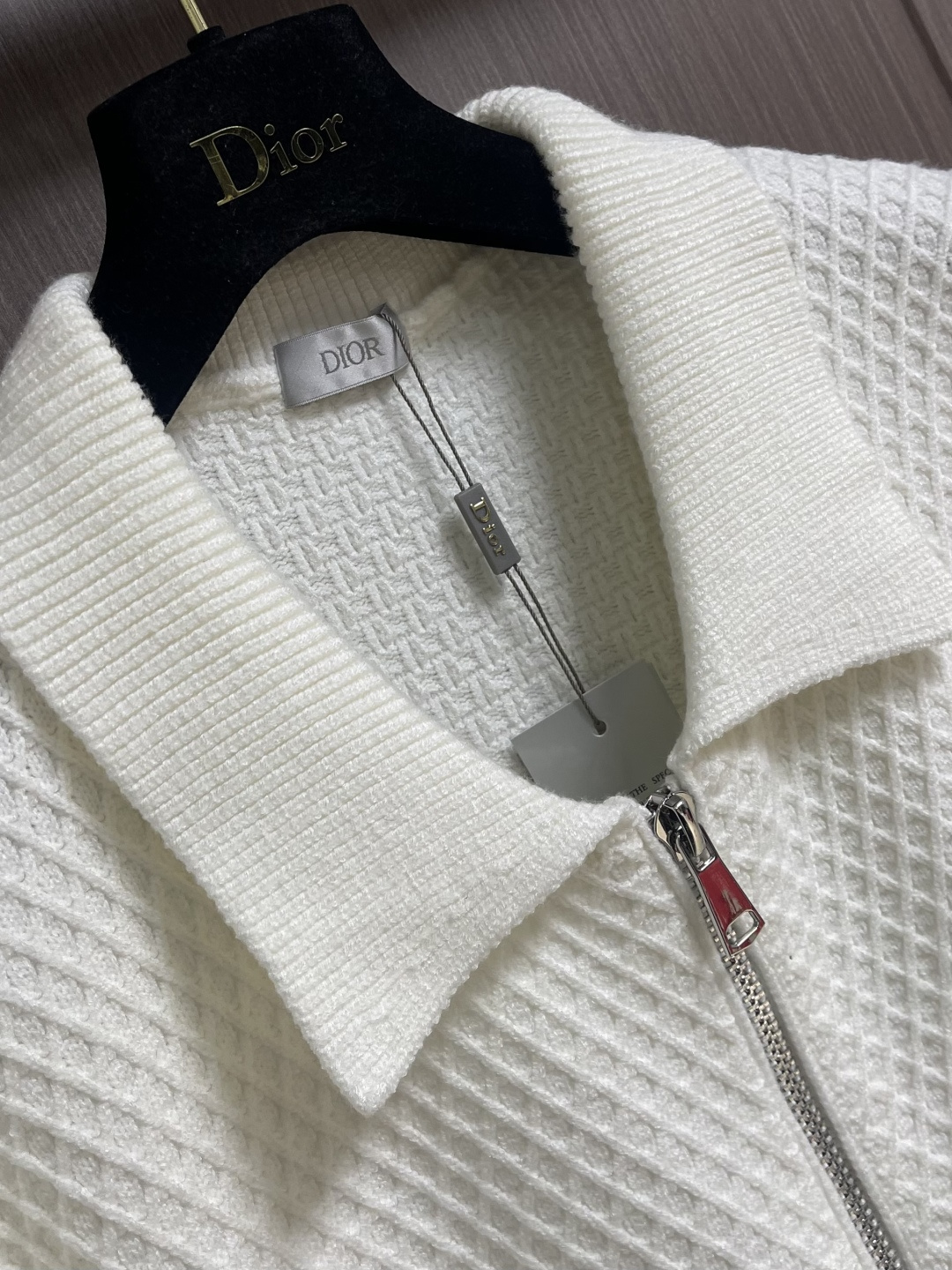 Dior 2025SS秋冬新款男士羊毛针织拉链开衫，上身绅士范十足。整件毛衣不单纹理工艺精美，走线更是精