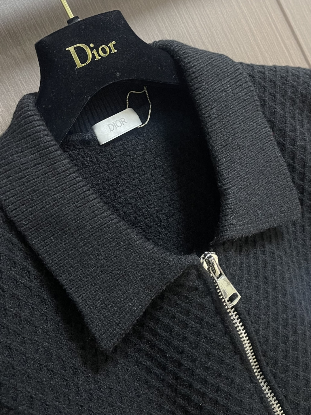Dior 2025SS秋冬新款男士羊毛针织拉链开衫，上身绅士范十足。整件毛衣不单纹理工艺精美，走线更是精