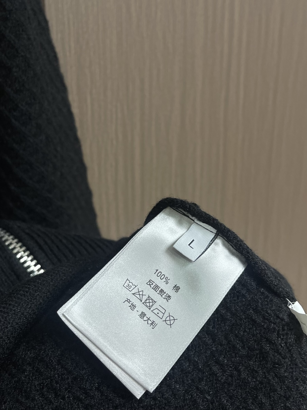 Dior 2025SS秋冬新款男士羊毛针织拉链开衫，上身绅士范十足。整件毛衣不单纹理工艺精美，走线更是精