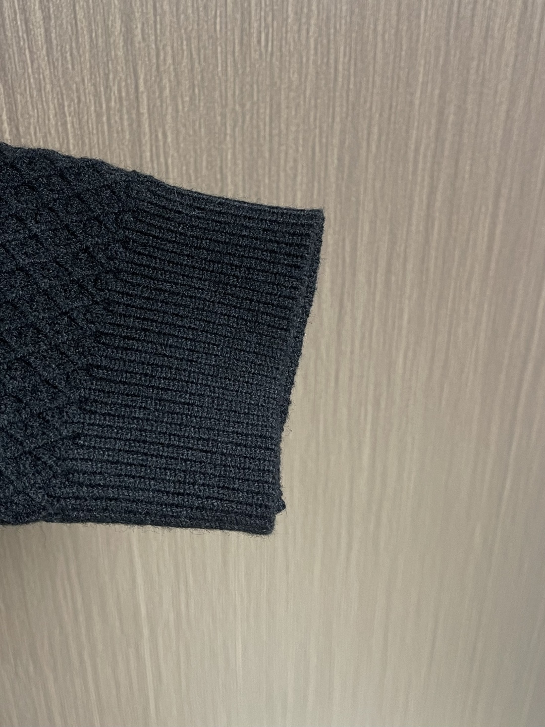 Dior 2025SS秋冬新款男士羊毛针织拉链开衫，上身绅士范十足。整件毛衣不单纹理工艺精美，走线更是精