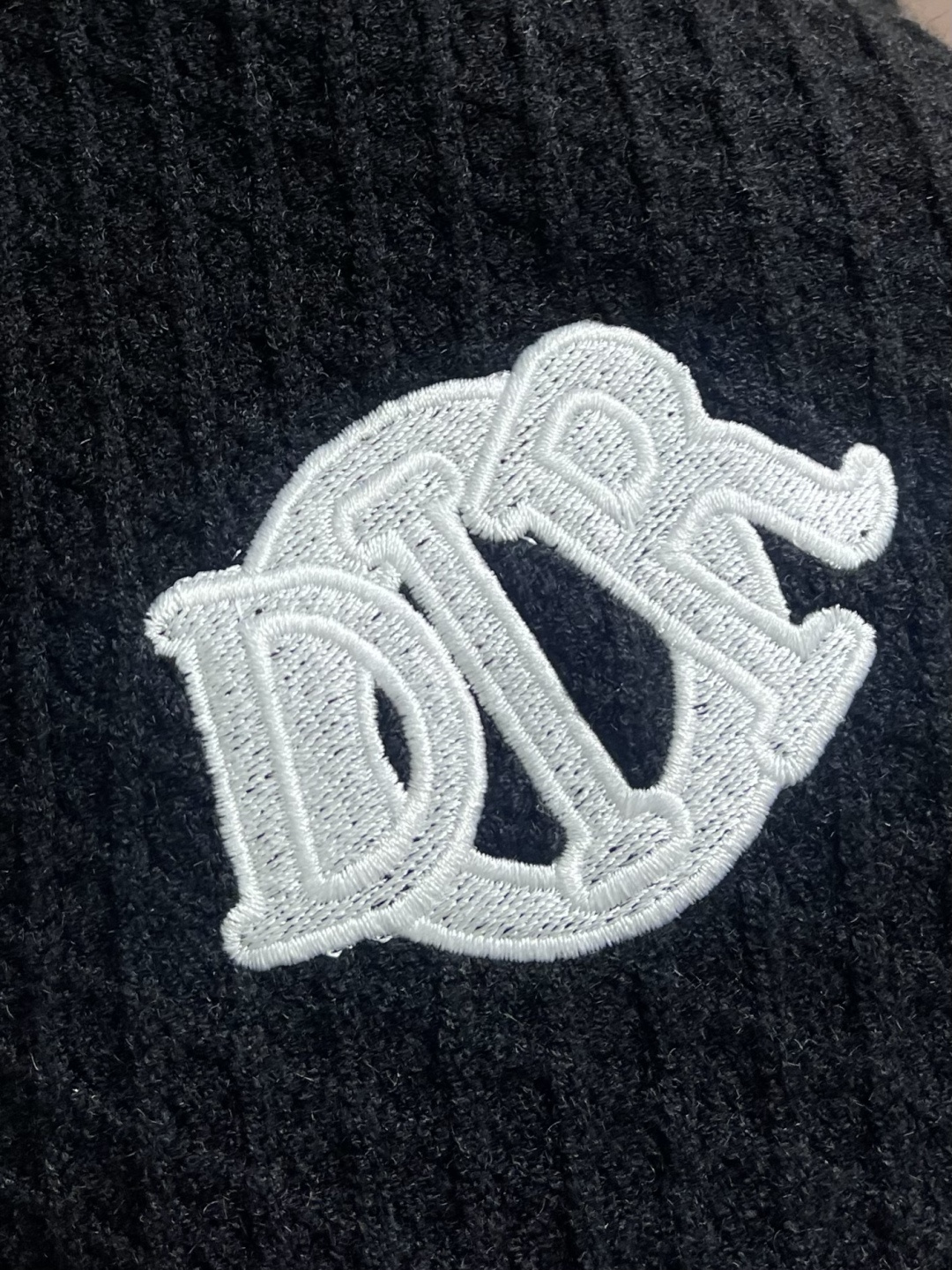 Dior 2025SS秋冬新款男士羊毛针织拉链开衫，上身绅士范十足。整件毛衣不单纹理工艺精美，走线更是精