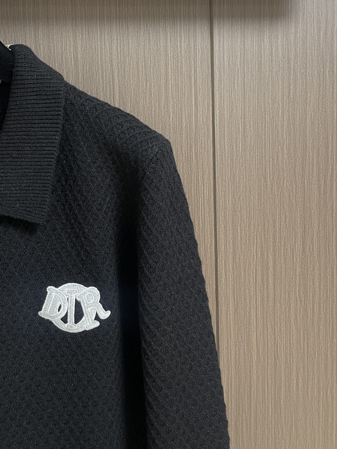 Dior 2025SS秋冬新款男士羊毛针织拉链开衫，上身绅士范十足。整件毛衣不单纹理工艺精美，走线更是精