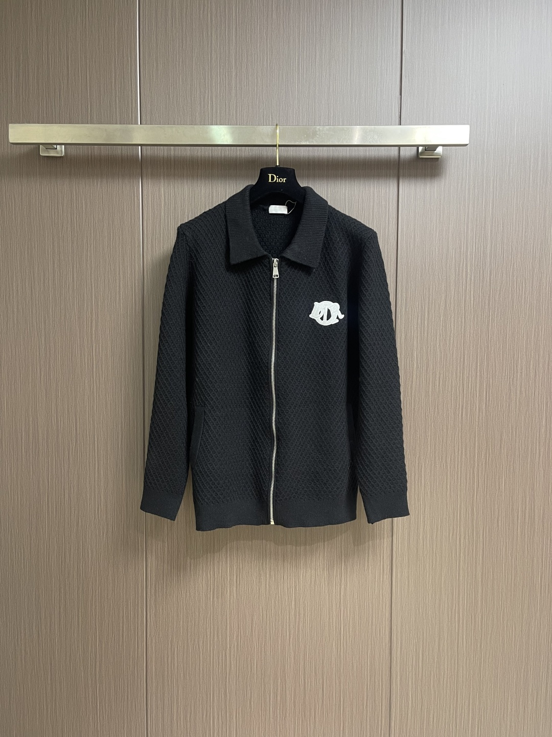 Dior 2025SS秋冬新款男士羊毛针织拉链开衫，上身绅士范十足。整件毛衣不单纹理工艺精美，走线更是精