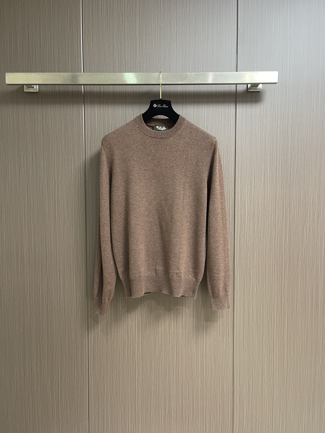 NO:651648,LP Loropiana 2025ss autumn new knitted sweater, cashmere. This knitted sweater is carefully made of jacquard fabric, with rib details on the collar, cuffs and hem. Exquisite details enhance the style. Size 48-54 48 yards bust 106 shoulder width 43 length 65 50 yards chest 110 shoulder width 44 length 66 42 yards chest 114 shoulder width 45  Dress length 67, size 54, bust 118, shoulder width 46, dress length 68,,loro piana,loro piana,sweaters,alexander wang19860909LP Loropiana 2025ss秋季新品针织衫毛衣,山羊绒 这款针织衫采用提花面料精心制作,领口、袖口和底边搭配罗纹细节.精巧细节提升造型格调.尺码48-54 48码 胸围106 肩宽43 衣长65 50码 胸围110 肩宽44 衣长66 42码 胸围114 肩宽45 衣长67 54码 胸围118 肩宽46 衣长68,,loro piana,loro piana,sweaters,alexander wang,Men's clothing