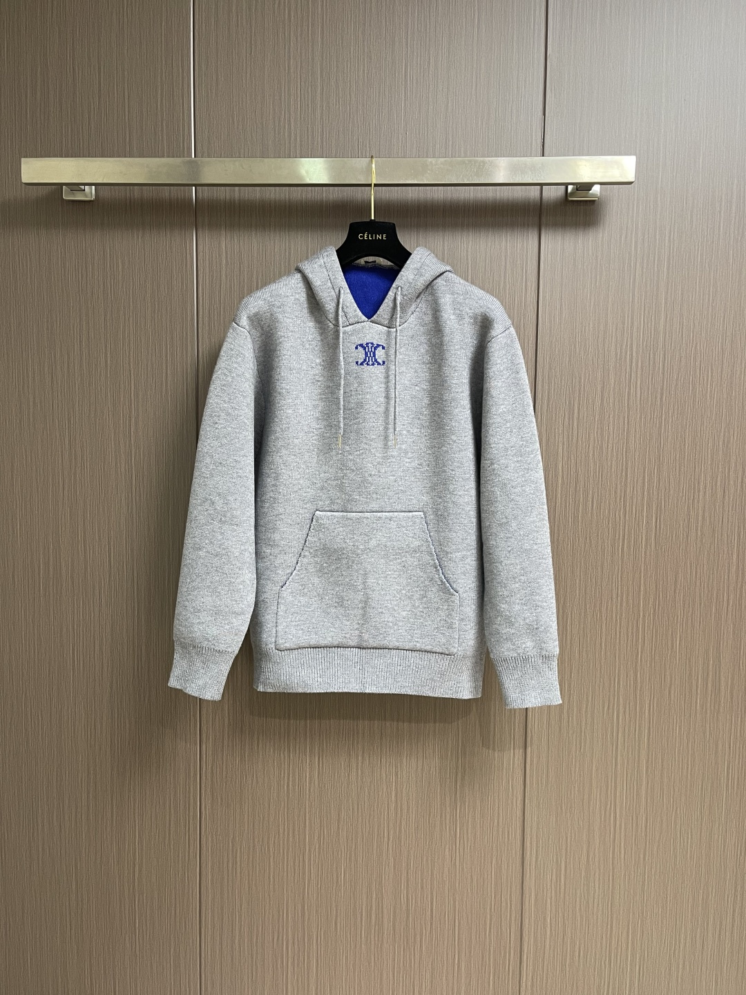 NO:651700,Celine  Arc de Triomphe jacquard hooded knitted sweater, made of 50% wool, 10% cashmere, 40% cotton. The original fabric is stitched, dyed and woven. The weight of the garment is about 920-960 grams. The warmth effect and upper body effect are perfect. 7-needle jacquard craftsmanship, single piece of clothing  It takes 320 minutes to complete. The rope is custom-woven and dyed, the tail clip is made from the original mold, and the brand logo is laser-engraved on the surface. TRIOMHE embroidery is a loose fit, the hood is equipped with an adjustable drawstring, and the metal hoop is engraved with CELINEARIS. Sizes S-XL  S size bust 112 shoulder width 48 length 68 medium size bust 116 shoulder width 49 length 70 L size bust 120 shoulder width 50 length 72 XL bust 124 shoulder width 51 length 74,,celine,sweaters,hats,alexander wang19860909Celine 凯旋门提花连帽针织毛衣,面料采用50％羊毛,10％山羊绒,40％棉.该款面料原版拆线定染定织.成衣克重约为920-960克.保暖效果与上身效果都非常完美.正7针提花工艺,单件衣服需320分钟完工.绳子定织定染,尾夹原版开模定制,面上激光刻字品牌标识logo.TRIOMHE刺绣宽松版型,兜帽,设有可调节抽绳,金属箍镌刻CELINEARIS字样.尺码S-XL S码 胸围112 肩宽48衣长68 M码 胸围116 肩宽49衣长70 L码 胸围120 肩宽50 衣长72 XL码胸围124 肩宽51衣长74,,celine,sweaters,hats,alexander wang,Men's clothing