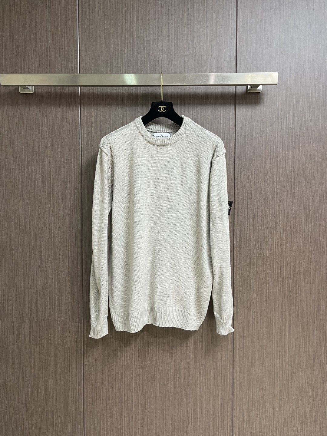 NO:651681,Stonelsland stone island  Knitted round-neck long-sleeved sweater with embroidered arm logo, made of 30% wool, 50% cotton, 20% spandex. The embroidered arm logo is made of double-layer soft leather, with embroidered logo technology on the surface, and is embellished with the brand logo. It is paired with laser-engraved metal  Buttons. Ready-made clothes are washed - solid color - fixed version - remove wool impurities. This model is woven with a 7-needle imported machine, with knitted threads on the neck and hem, and embroidered logos on the arms as embellishments to present the brand vision. Sizes S-XL  S size bust 112 shoulder width 46 length 68 medium size bust 116 shoulder width 47 length 70 L size bust 120 shoulder width 48 length 72 XL bust 124 shoulder width 49 length 74,,sweaters,alexander wang19860909Stonelsland 石头岛 手臂绣标针织圆领长袖毛衣,采用30％羊毛,50％棉,20％氨纶.手臂绣标采用双层柔皮,面上刺绣标识工艺,以品牌标识logo为点缀.搭配激光刻字金属纽扣.成衣洗水﹣固色﹣固定版型﹣去除羊毛杂质.该款为正7针进口机织出,领口下摆带针织螺纹做法,手臂使用绣标刺绣做为点缀呈现出品牌视觉.尺码S-XL S码 胸围112 肩宽46 衣长68 M码 胸围116 肩宽47衣长70 L码 胸围120 肩宽48 衣长72 XL码胸围124 肩宽49 衣长74,,sweaters,alexander wang,Men's clothing